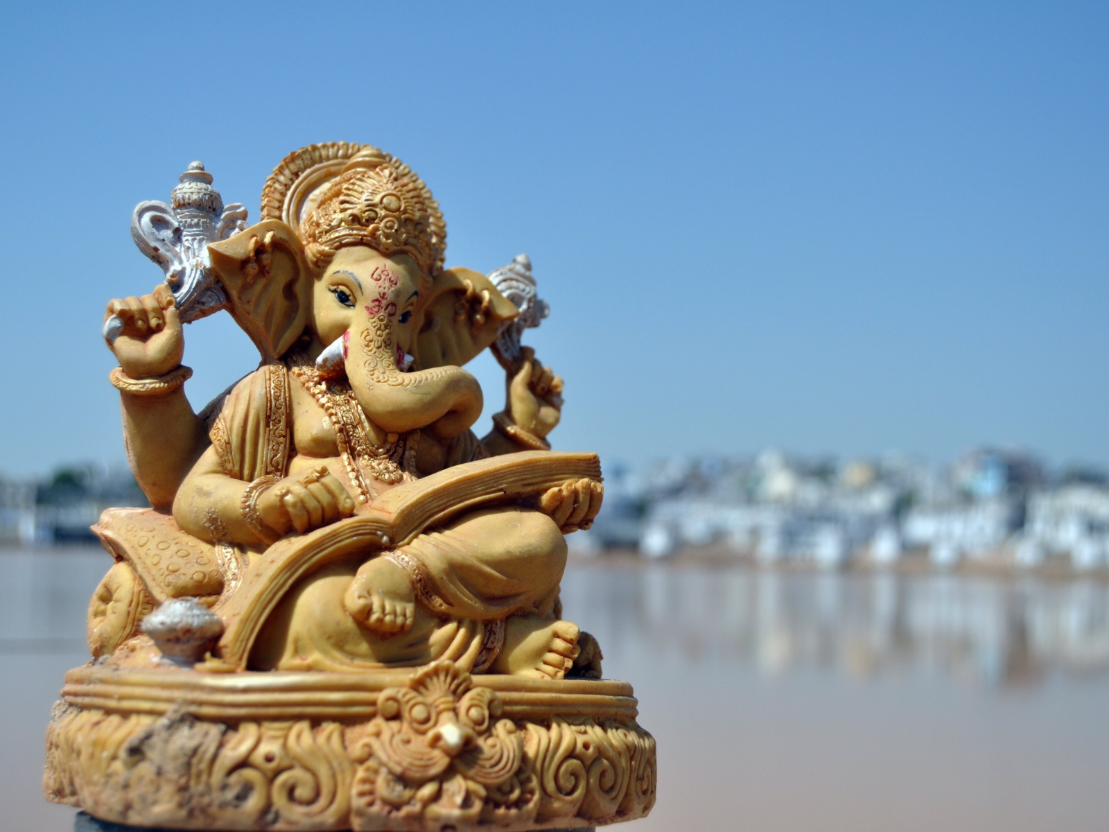 Статуя бога слона Ганеша под голубым небом