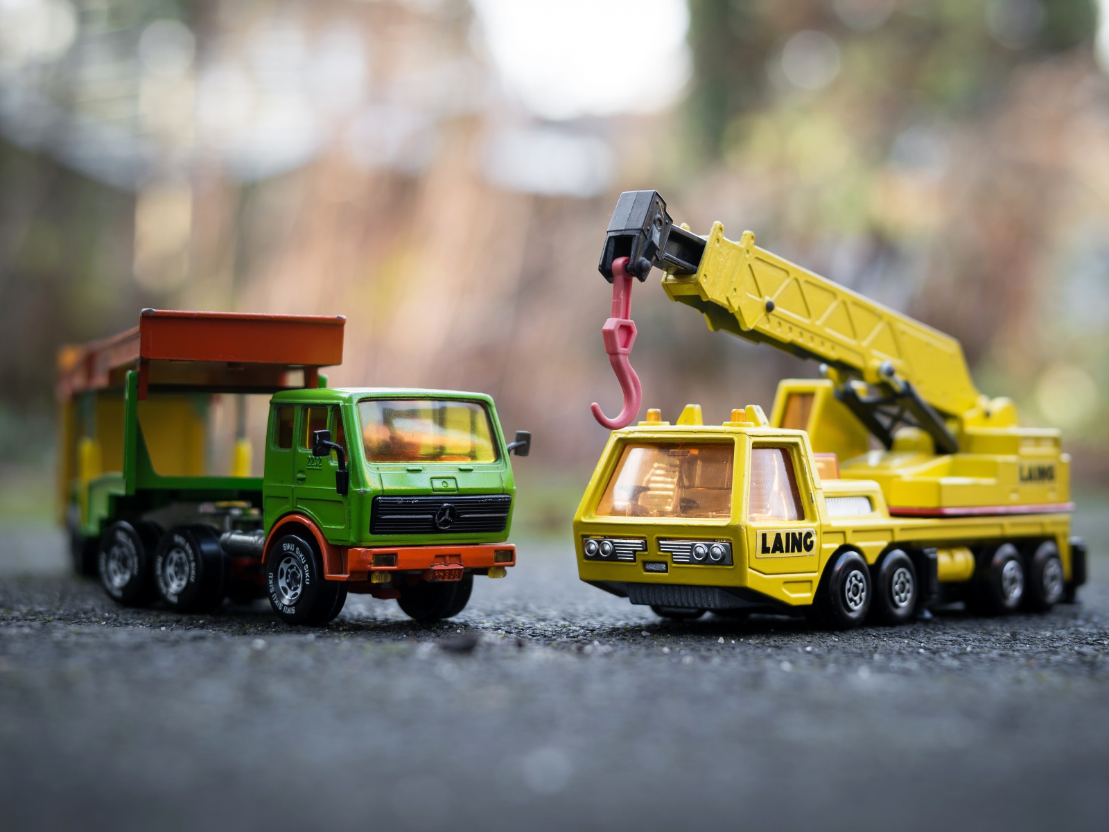 Две старых машинки грузовик и кран