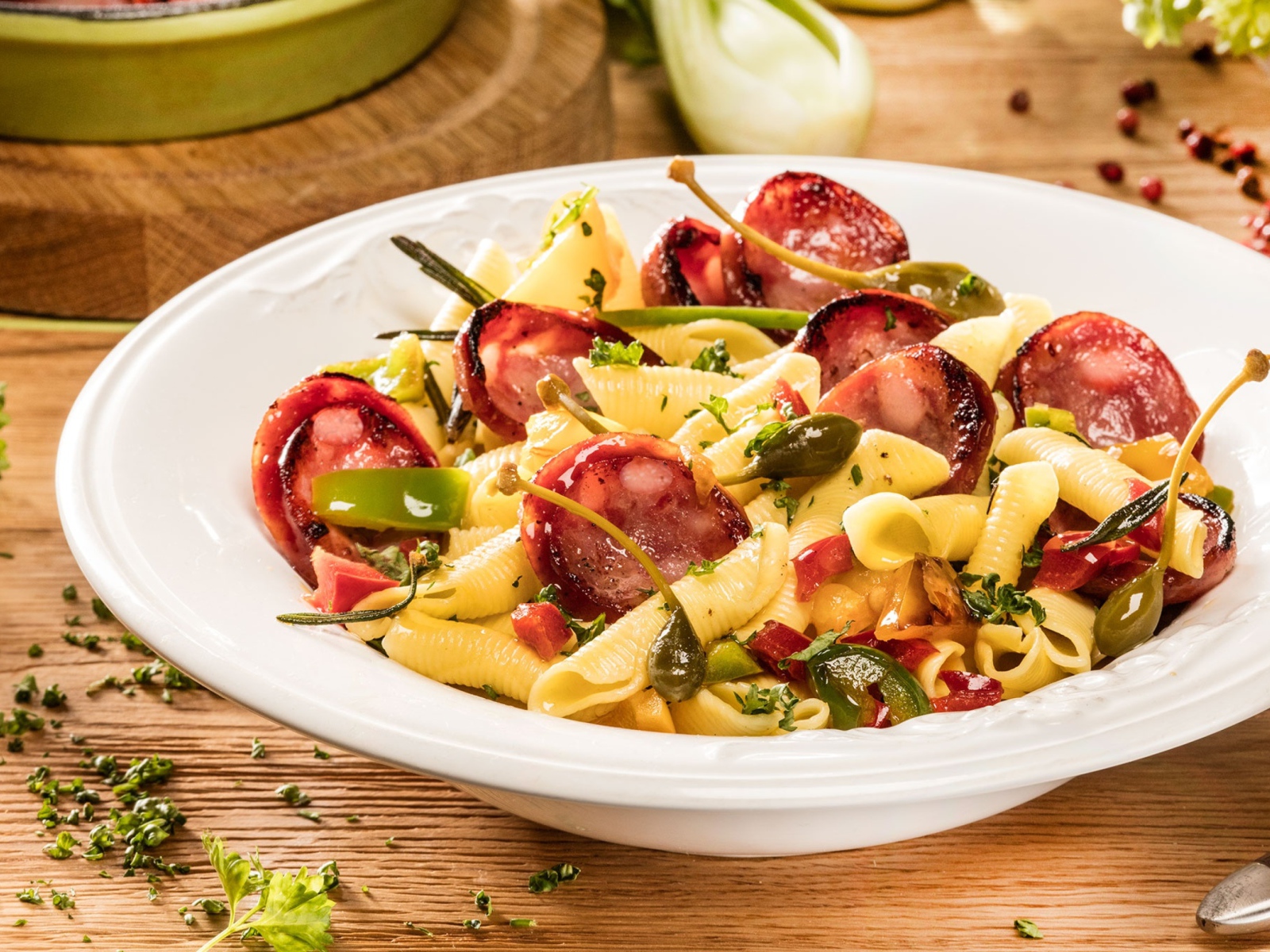 Тарелка макарон с колбасой и зеленью