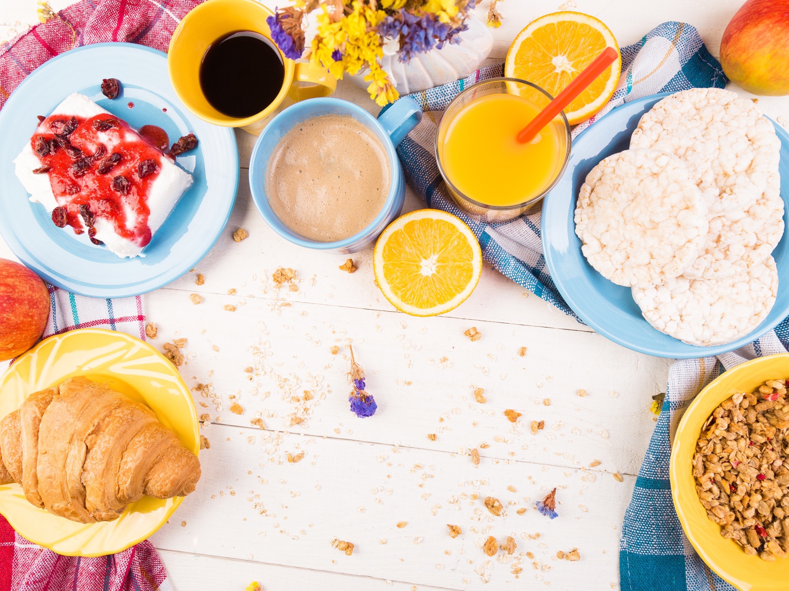 Аппетитный завтрак на столе