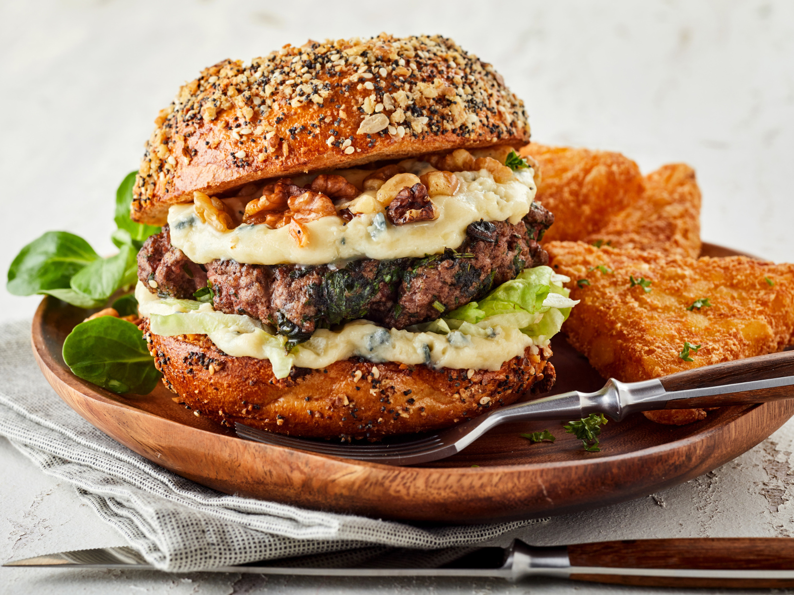 Аппетитный гамбургер на деревянной тарелке