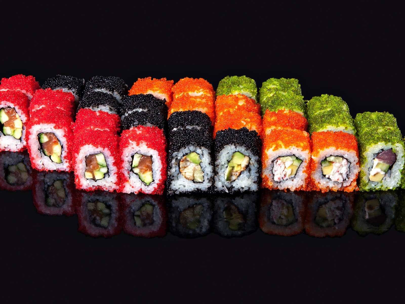 Аппетитный ролл сет на черном фоне