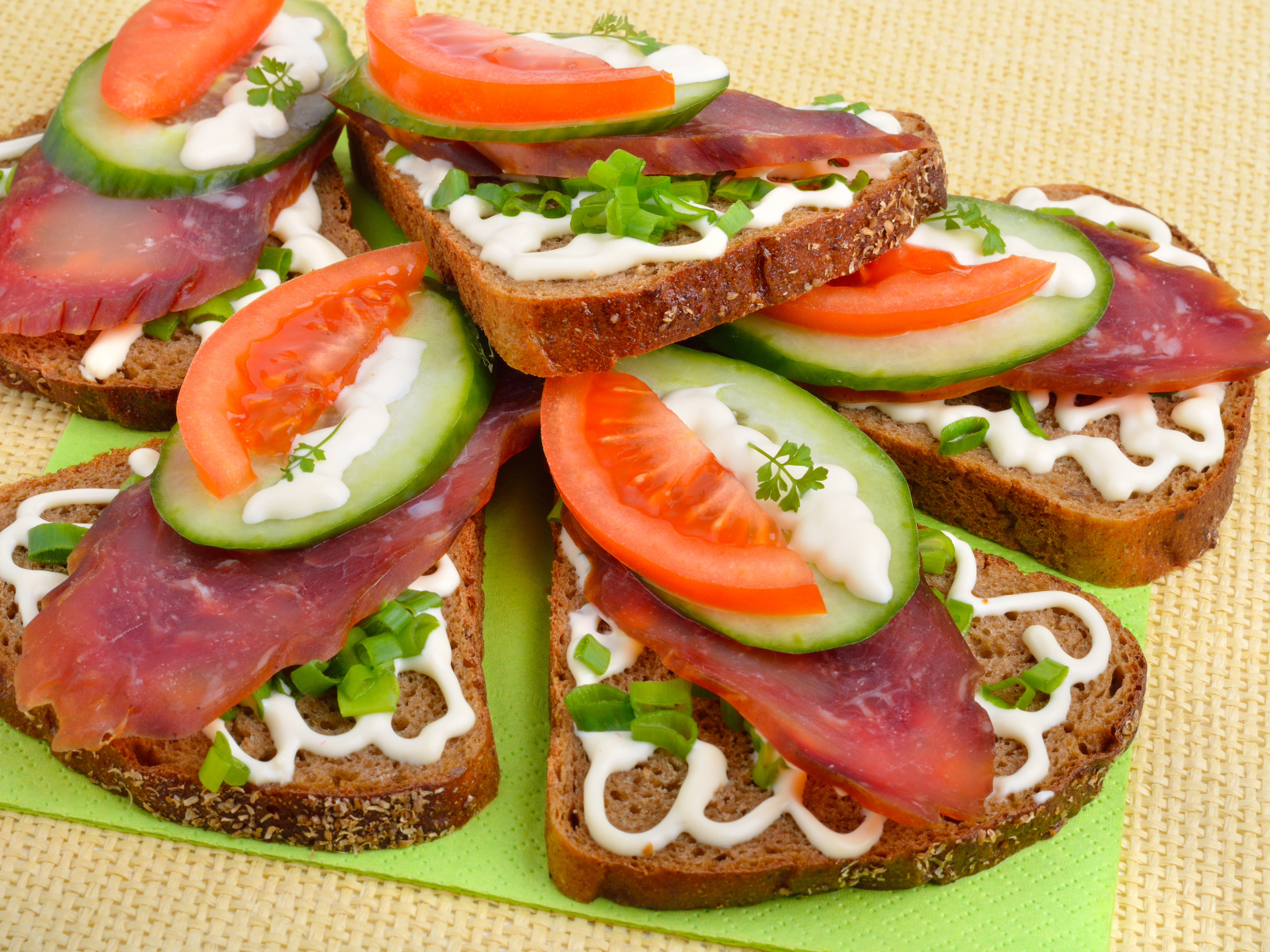 Аппетитные бутерброды с колбасой, помидорами и огурцами