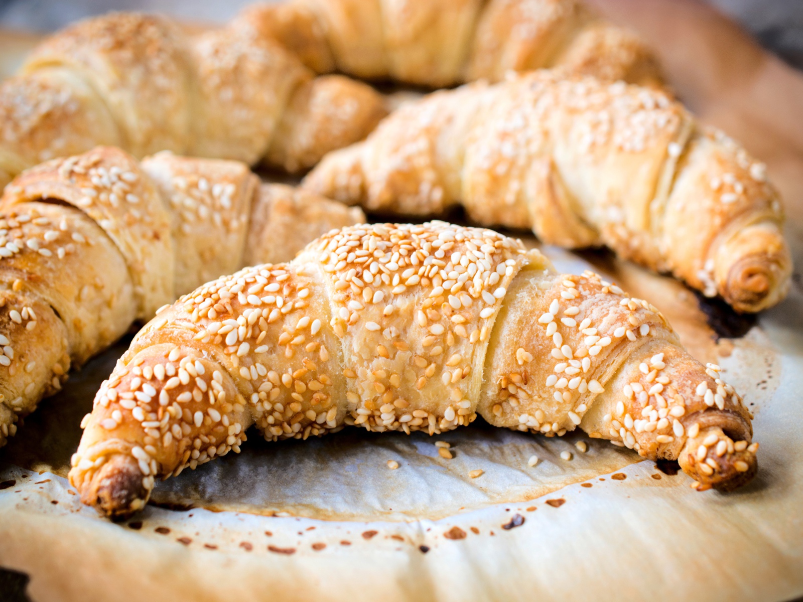 Ароматные свежие круассаны с кунжутом