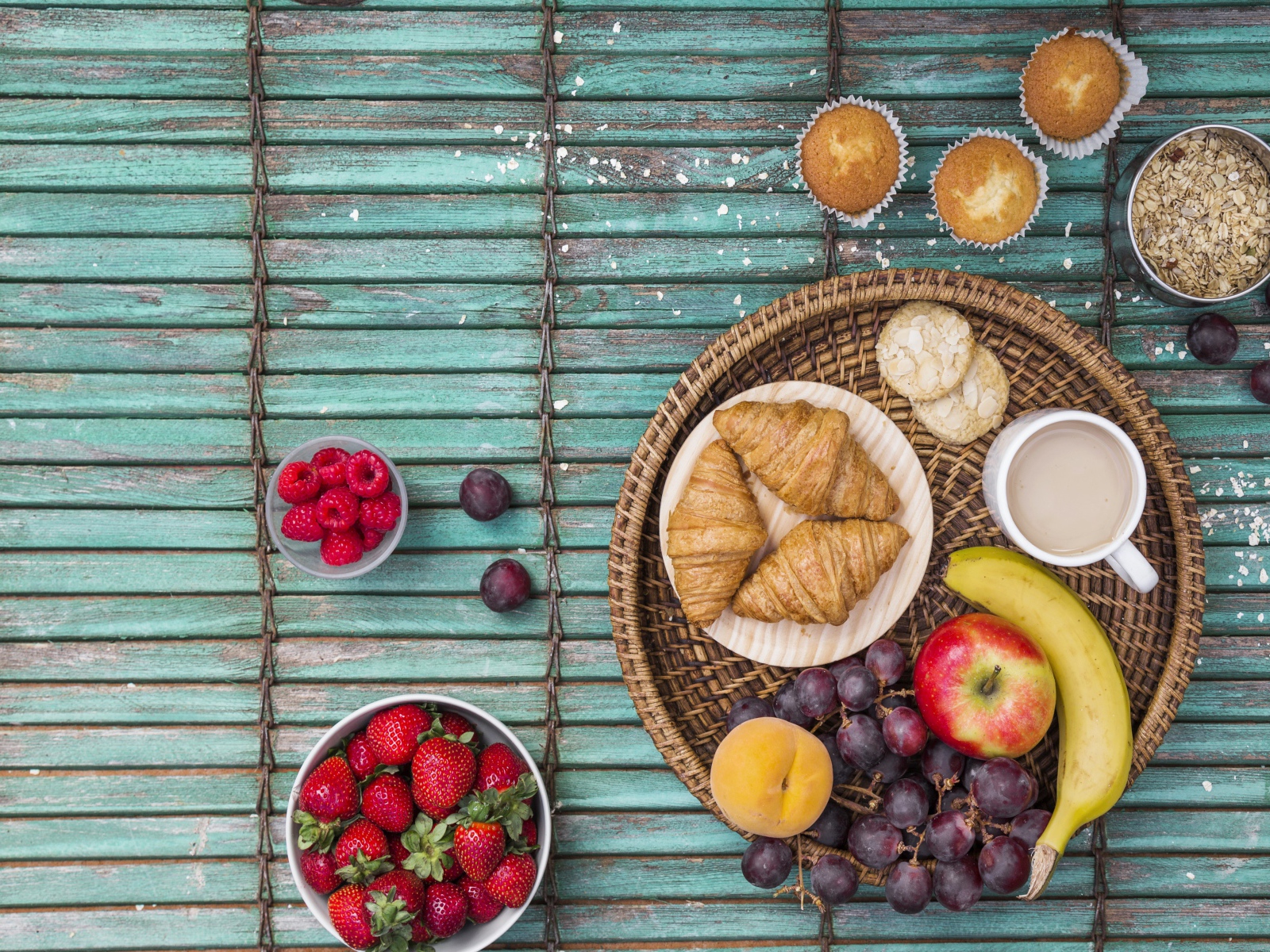 Ягоды со свежими круассанами и кофе на завтрак