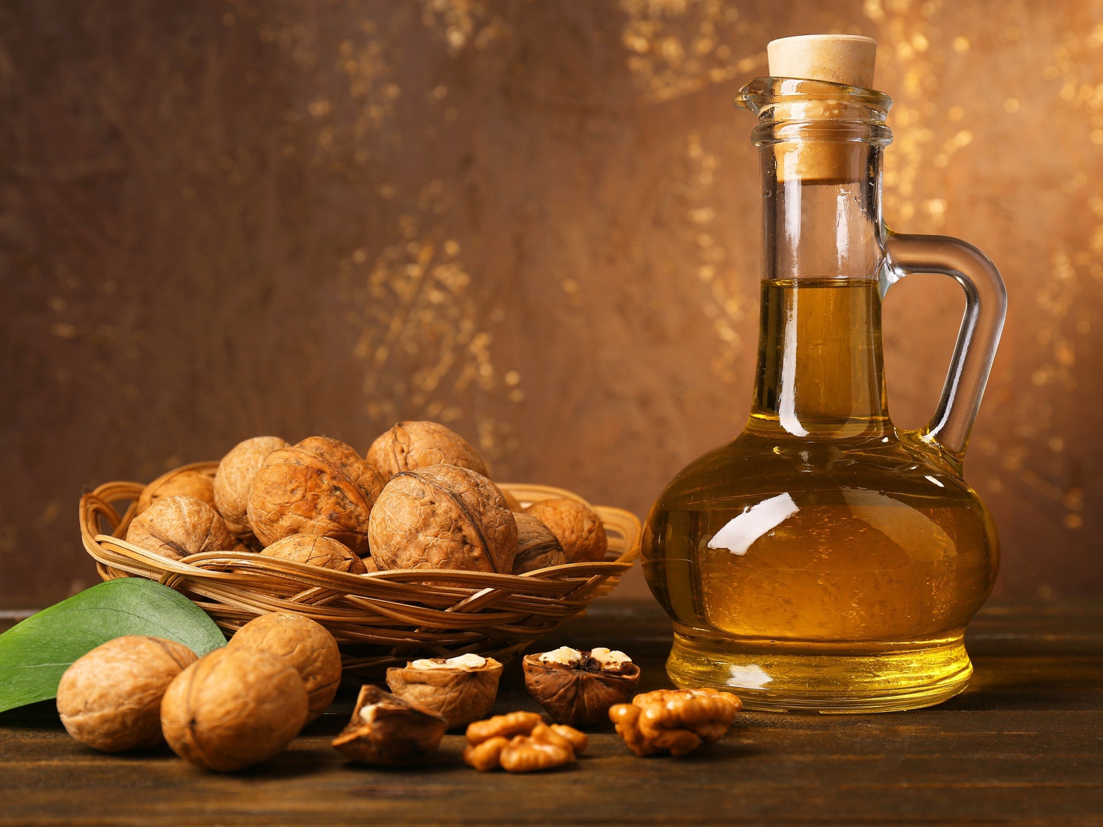 Масло в стеклянной бутылке на столе с грецкими орехами 