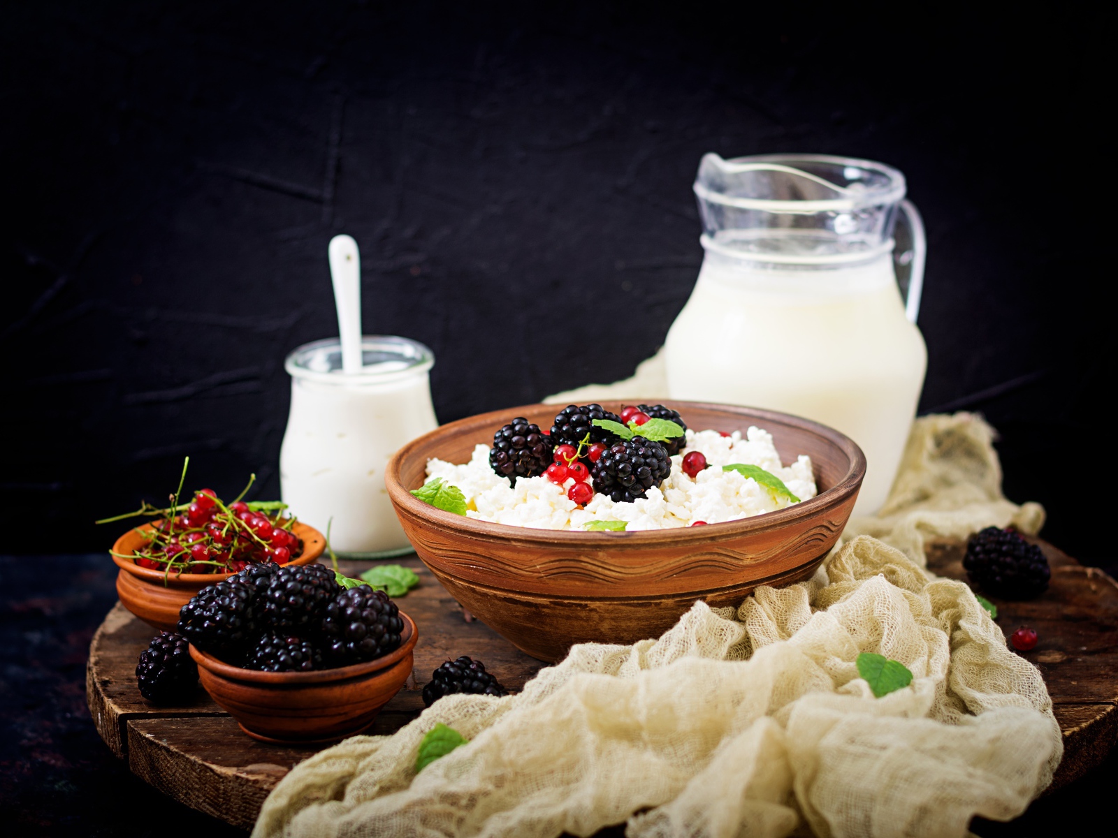 Творог с ягодами ежевики, красной смородины и молоком на завтрак