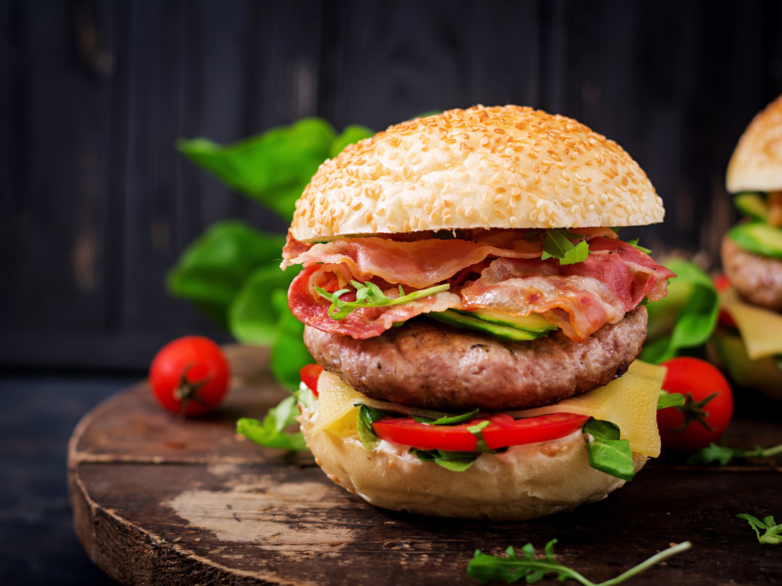 Вкусный аппетитный гамбургер с беконом 