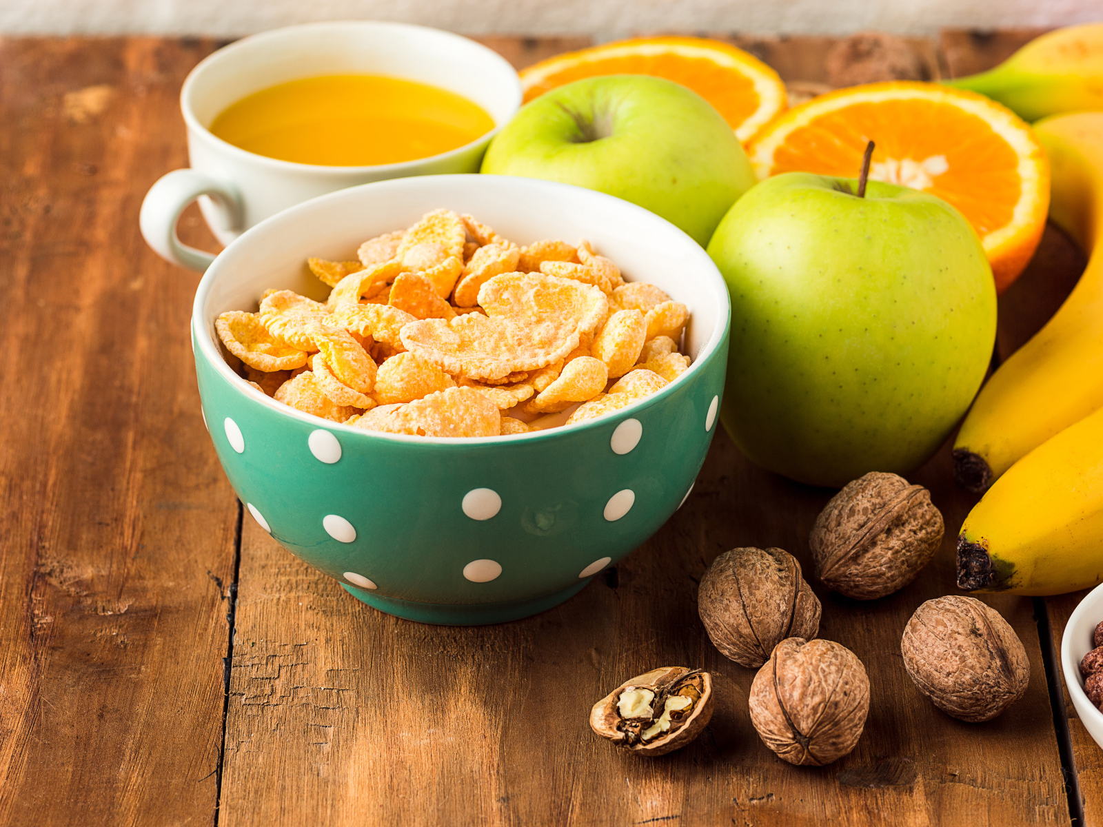 Хлопья с фруктами и орехами на столе