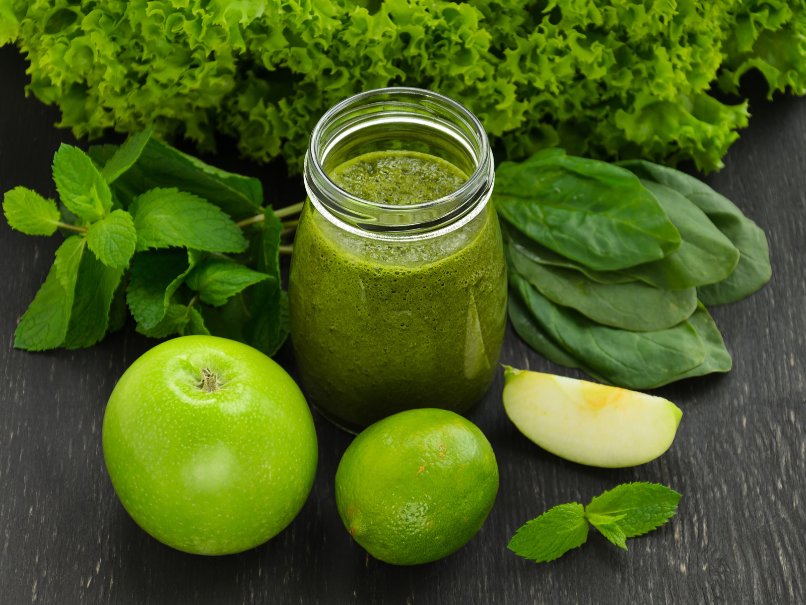 Зеленые смузи с яблоком, лаймом, зеленью 