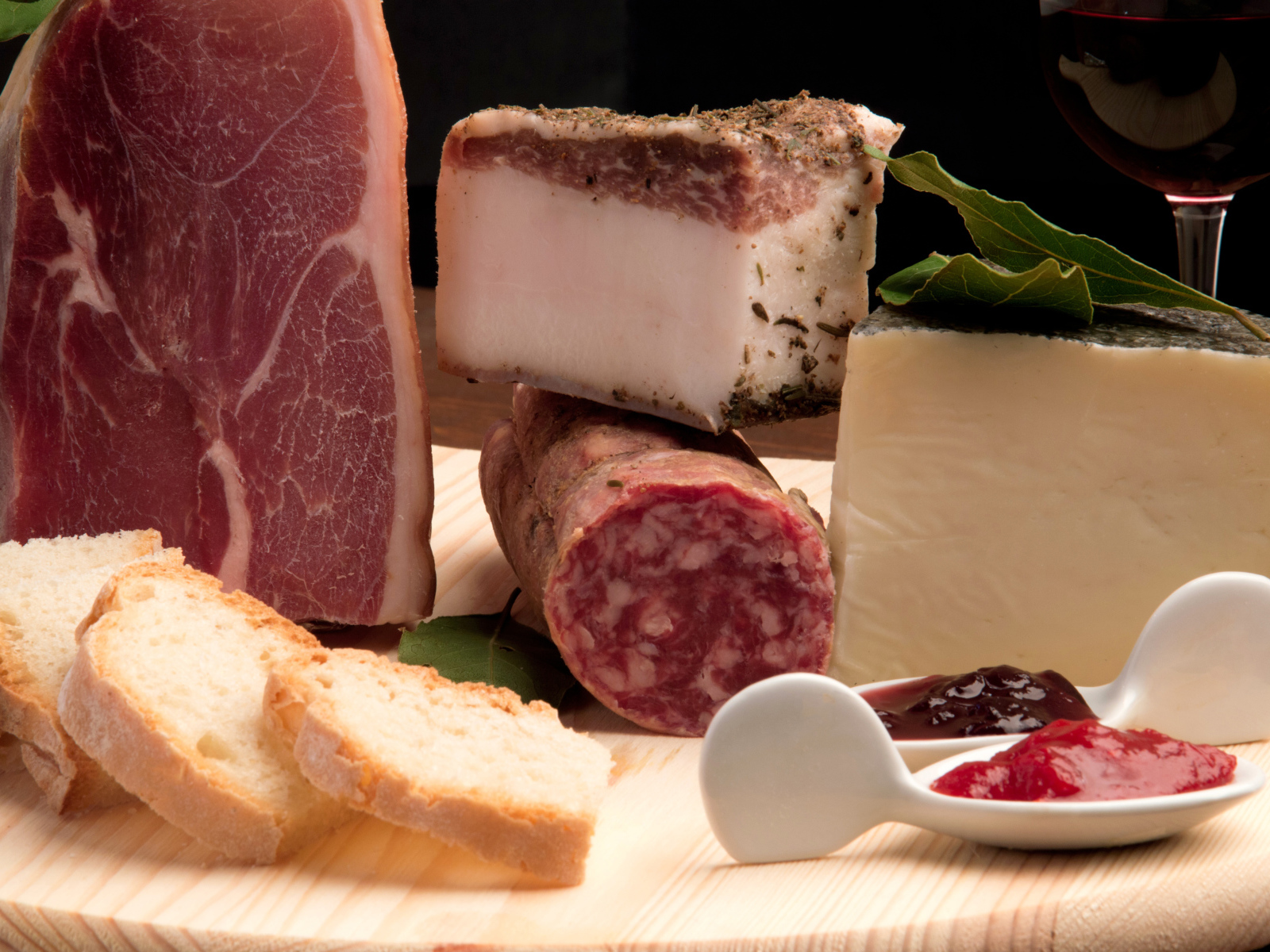 Ветчина, сало, колбаса,сыр и хлеб на столе