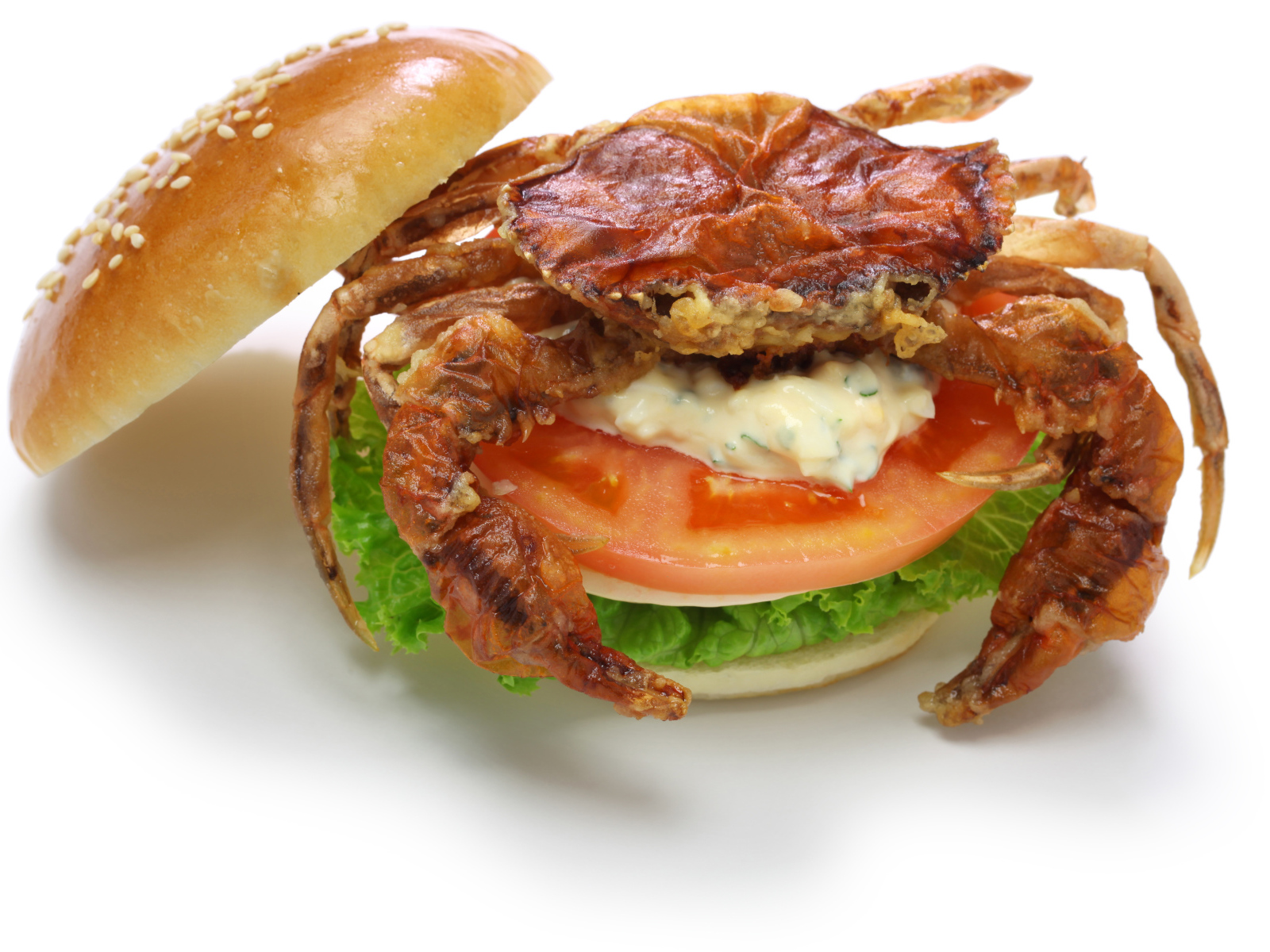 Гамбургер с овощами и крабом на белом фоне