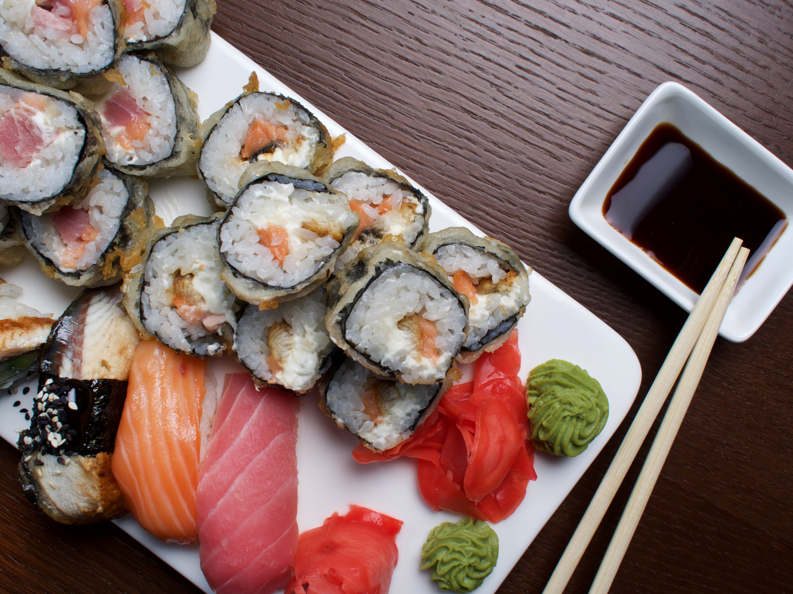 Горячие роллы с рыбой на столе с соевым соусом 