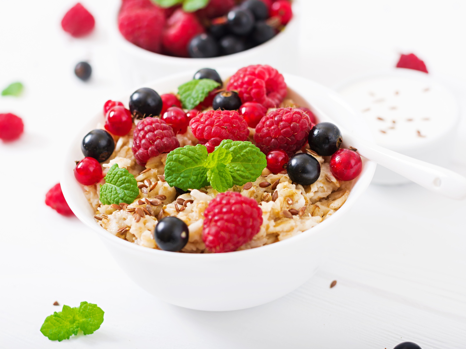 Мюсли с ягодами малины,  черники и красной смородины на завтрак