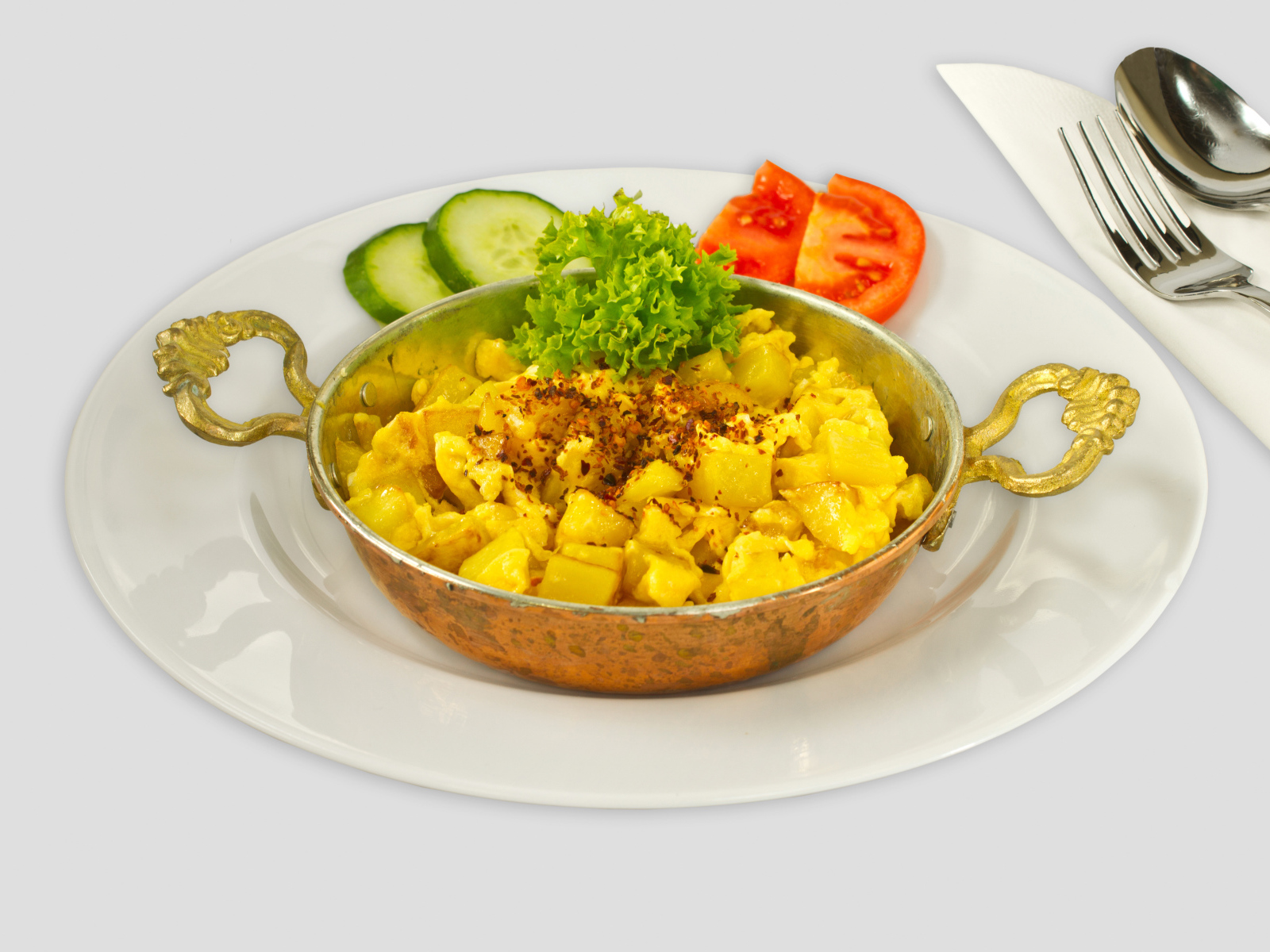 Картофель с овощами на белой тарелке