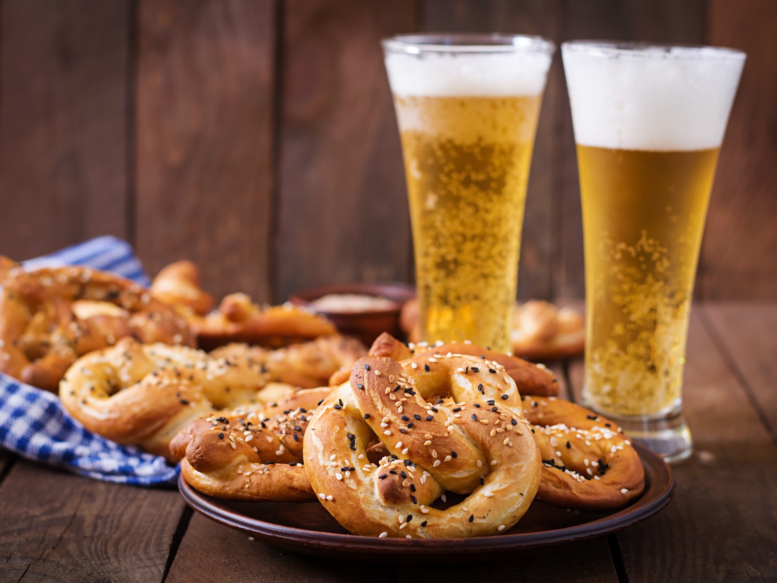 Соленое печенье с пивом на столе 