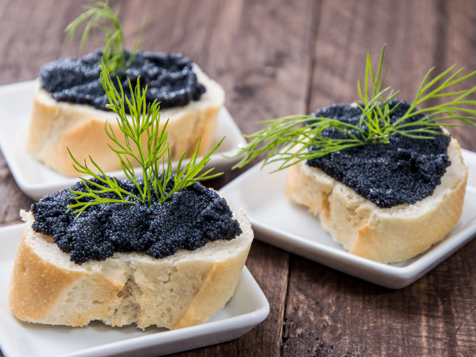 Бутерброды с черной икрой и укропом