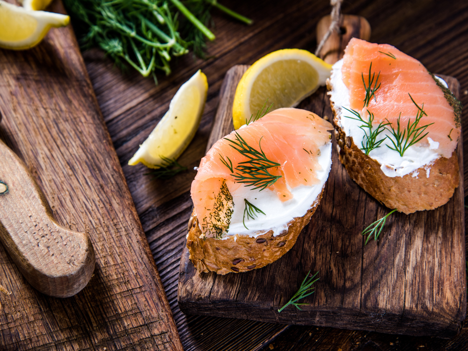 Бутерброды с сыром и красной рыбой на разделочной доске