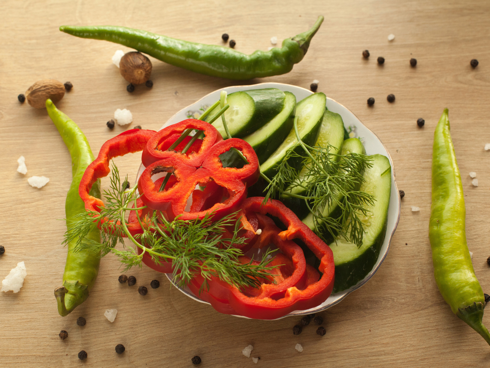 Вегетарианская еда на столе со специями 