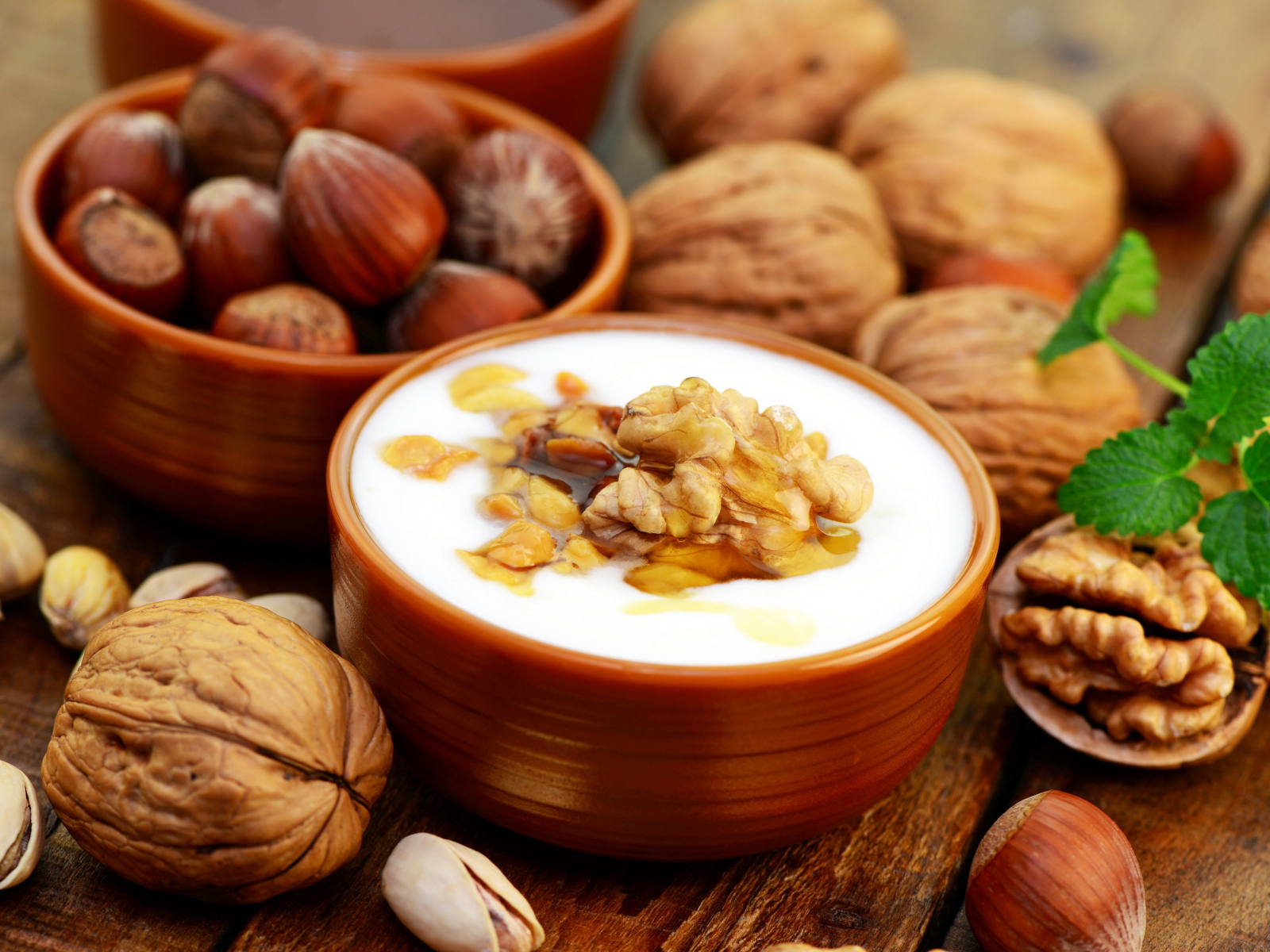 Йогурт с грецкими орехами, фундуком и фисташками