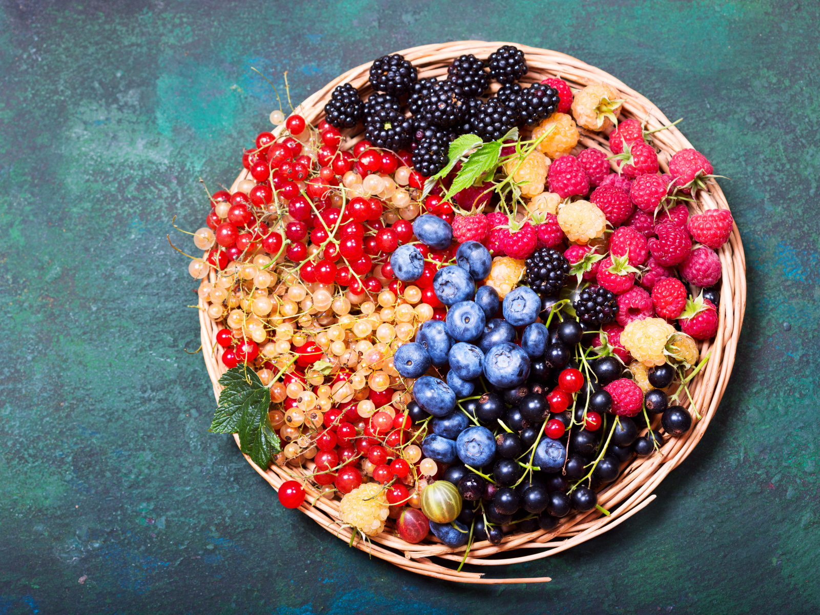 Аппетитные свежие ягоды на столе вид сверху