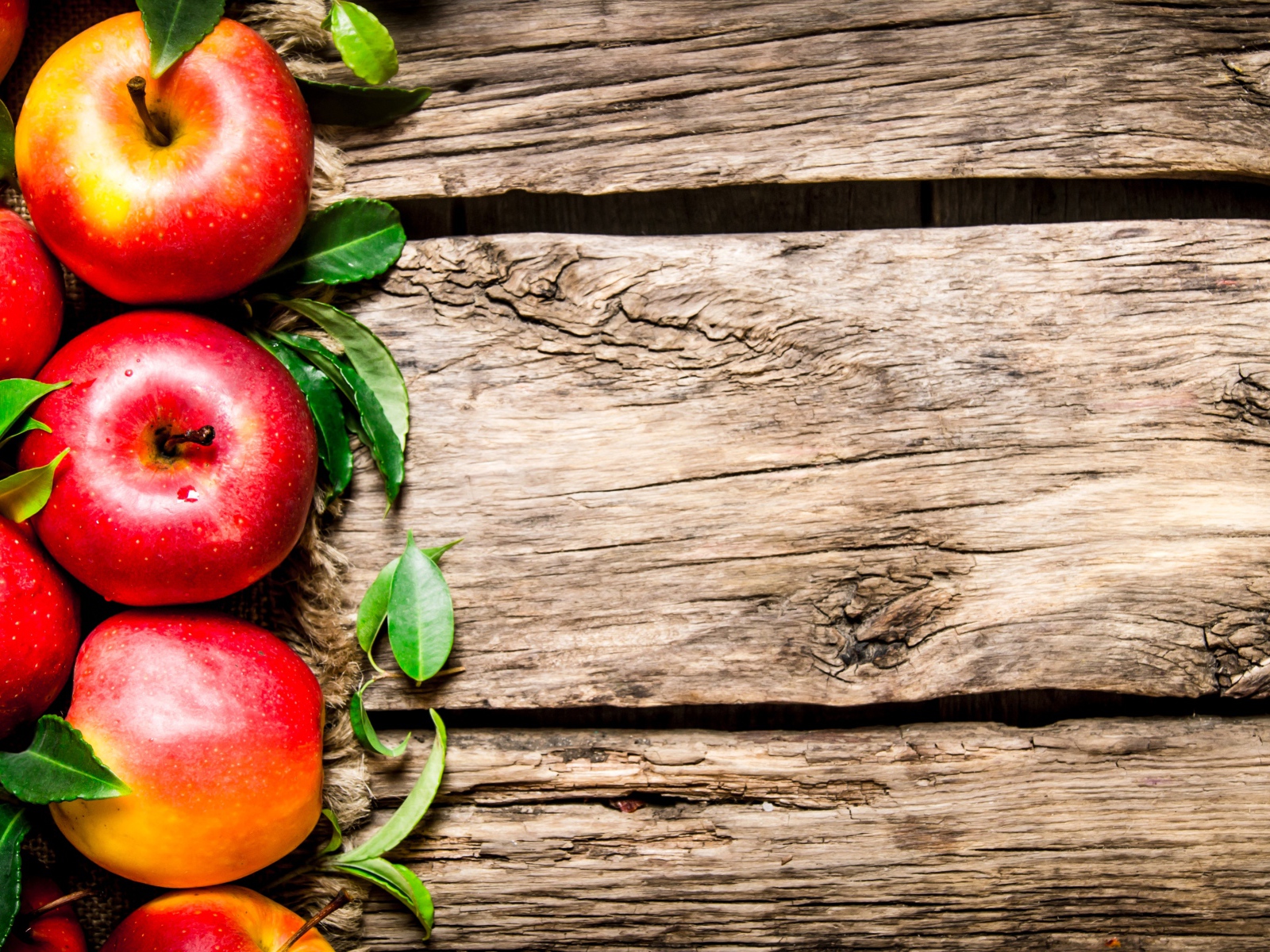 Яблоки на деревянном фоне, шаблон