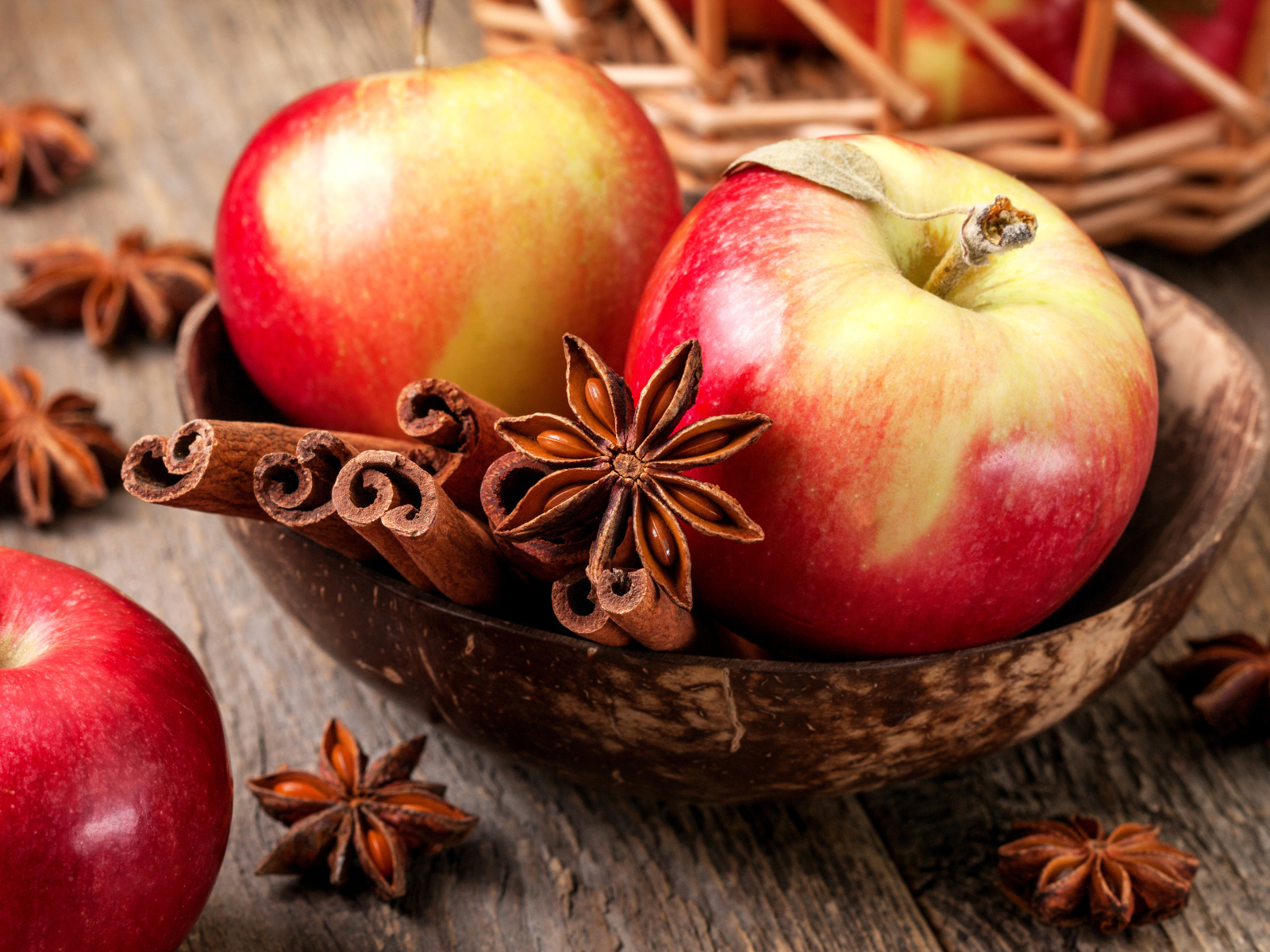 Красивые красные яблоки на столе с бадьяном и корицей