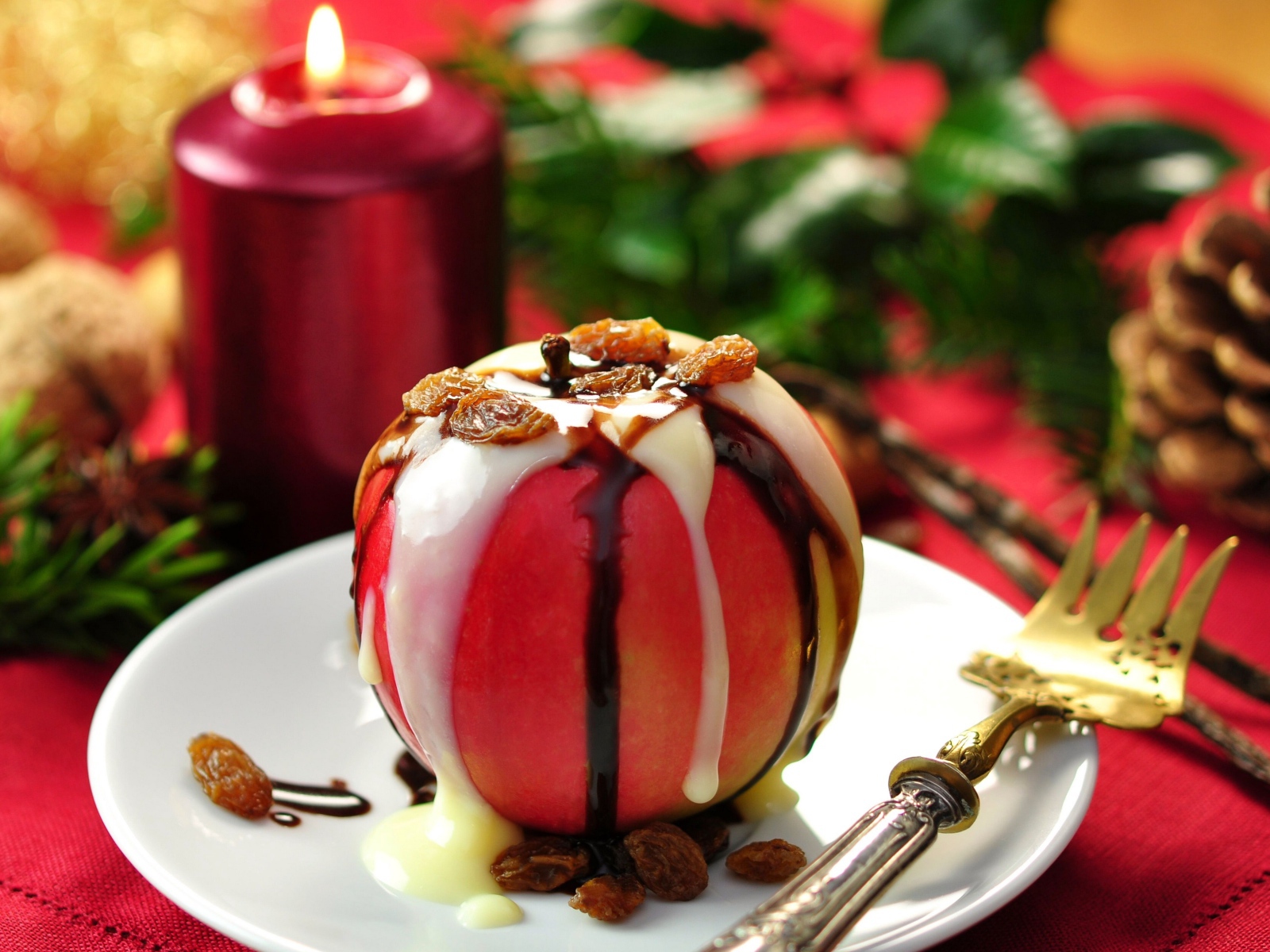 Рождественский десерт из яблока с изюмом и сыром на столе