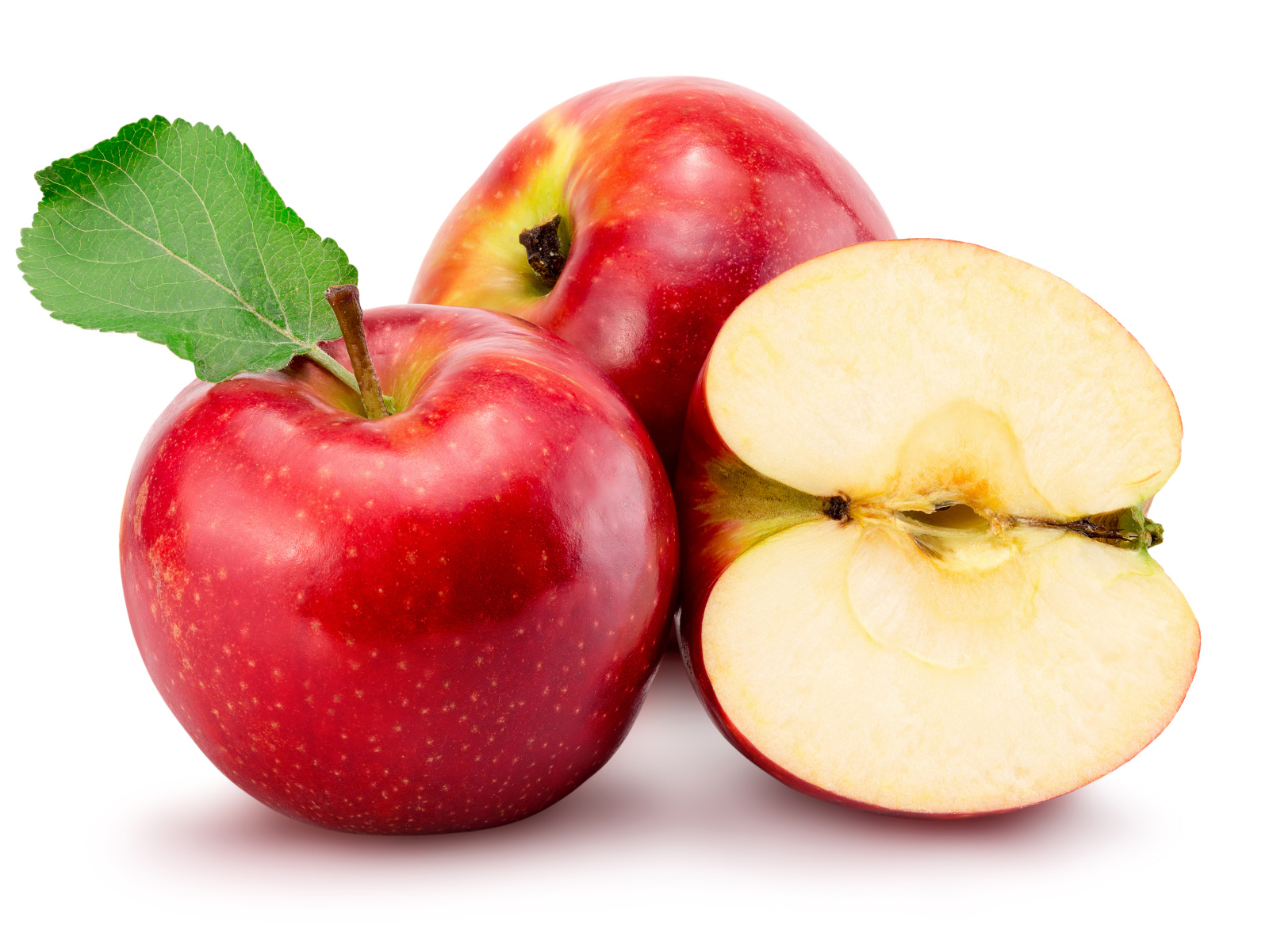 Сочные красные яблоки на белом фоне