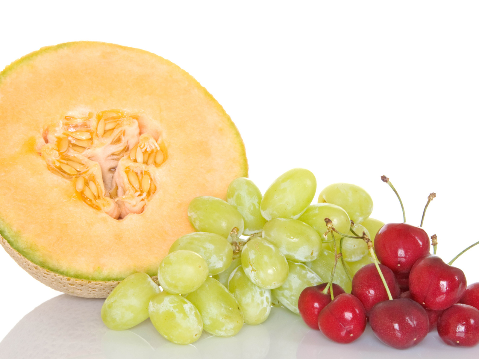 Дыня, виноград и черешни на белом фоне
