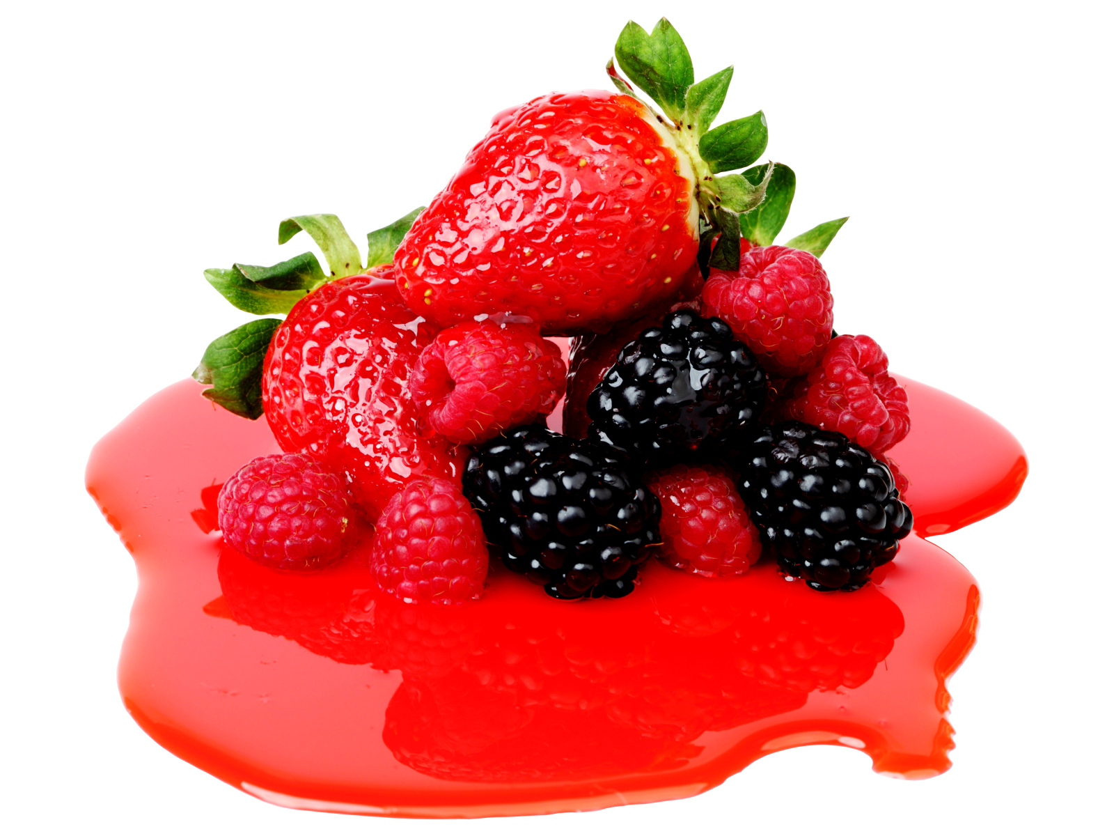 Клубника, малина и черника с сиропом на белом фоне