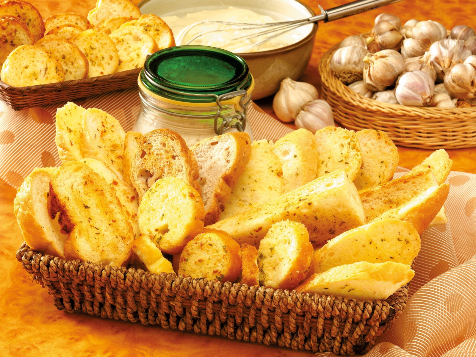 Гренки на столе с чесноком и соусом