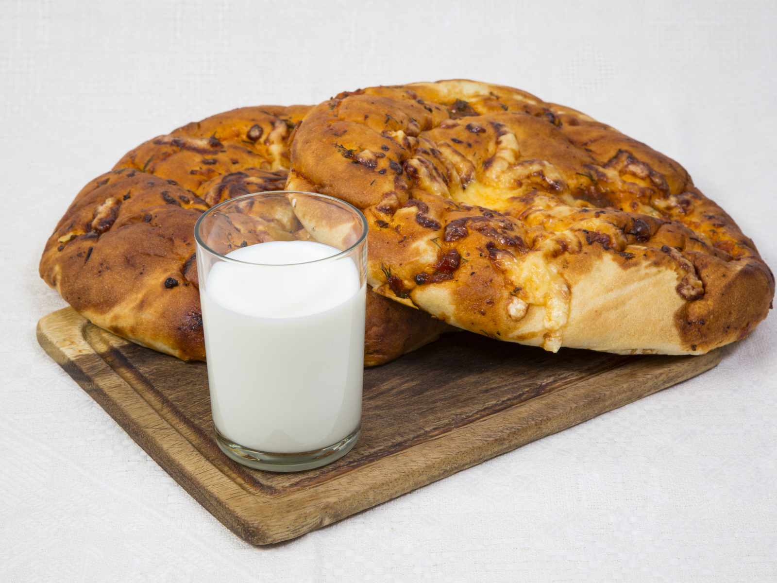 Две свежие булочки со стаканом молока