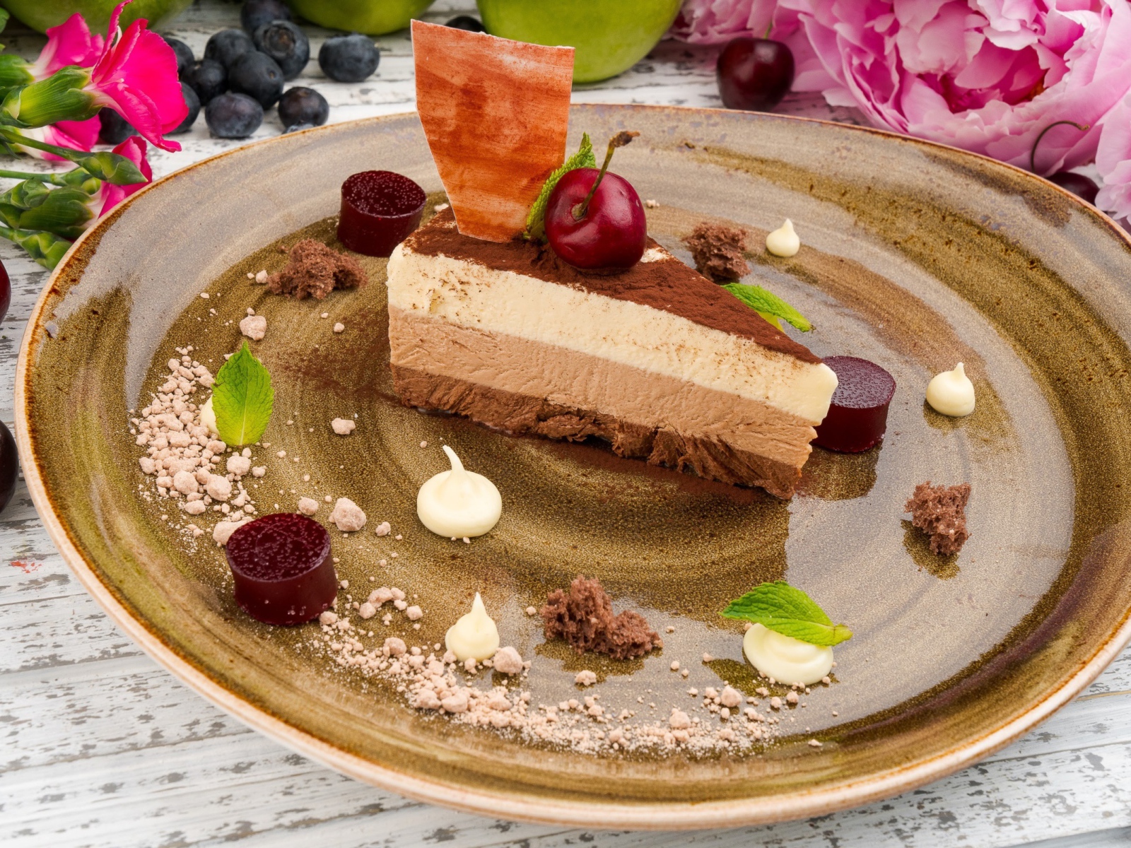 Кусок торта три шоколада на блюде 