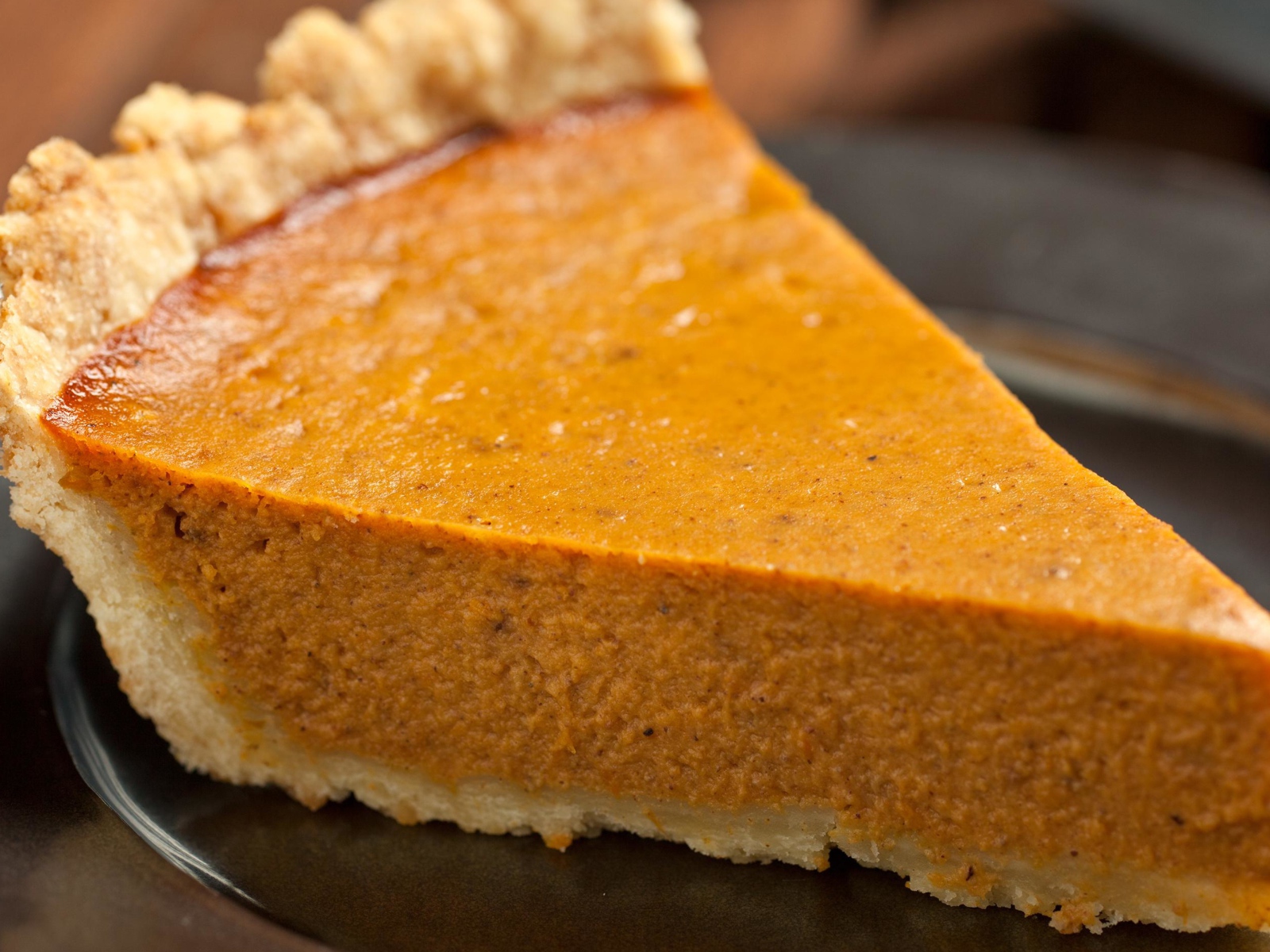 Кусок аппетитного тыквенного пирога на столе