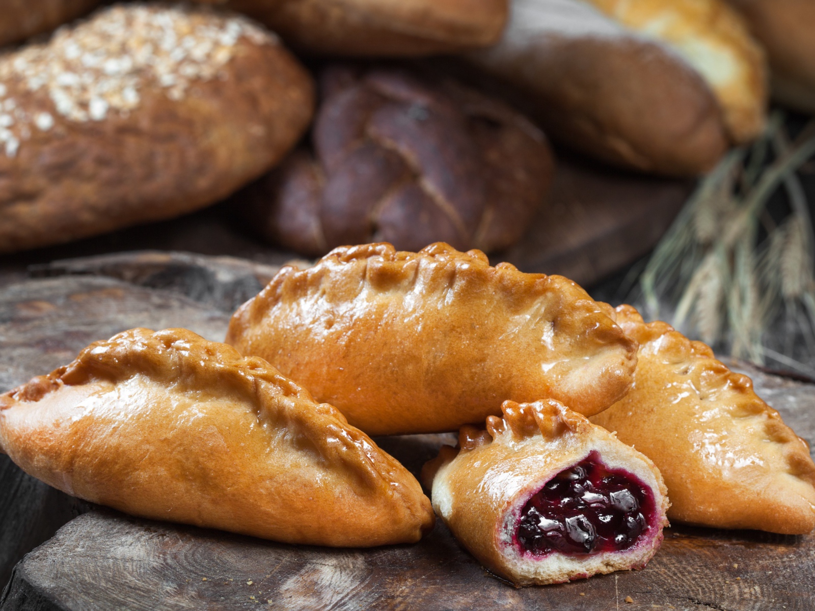 Аппетитные булочки с вишней