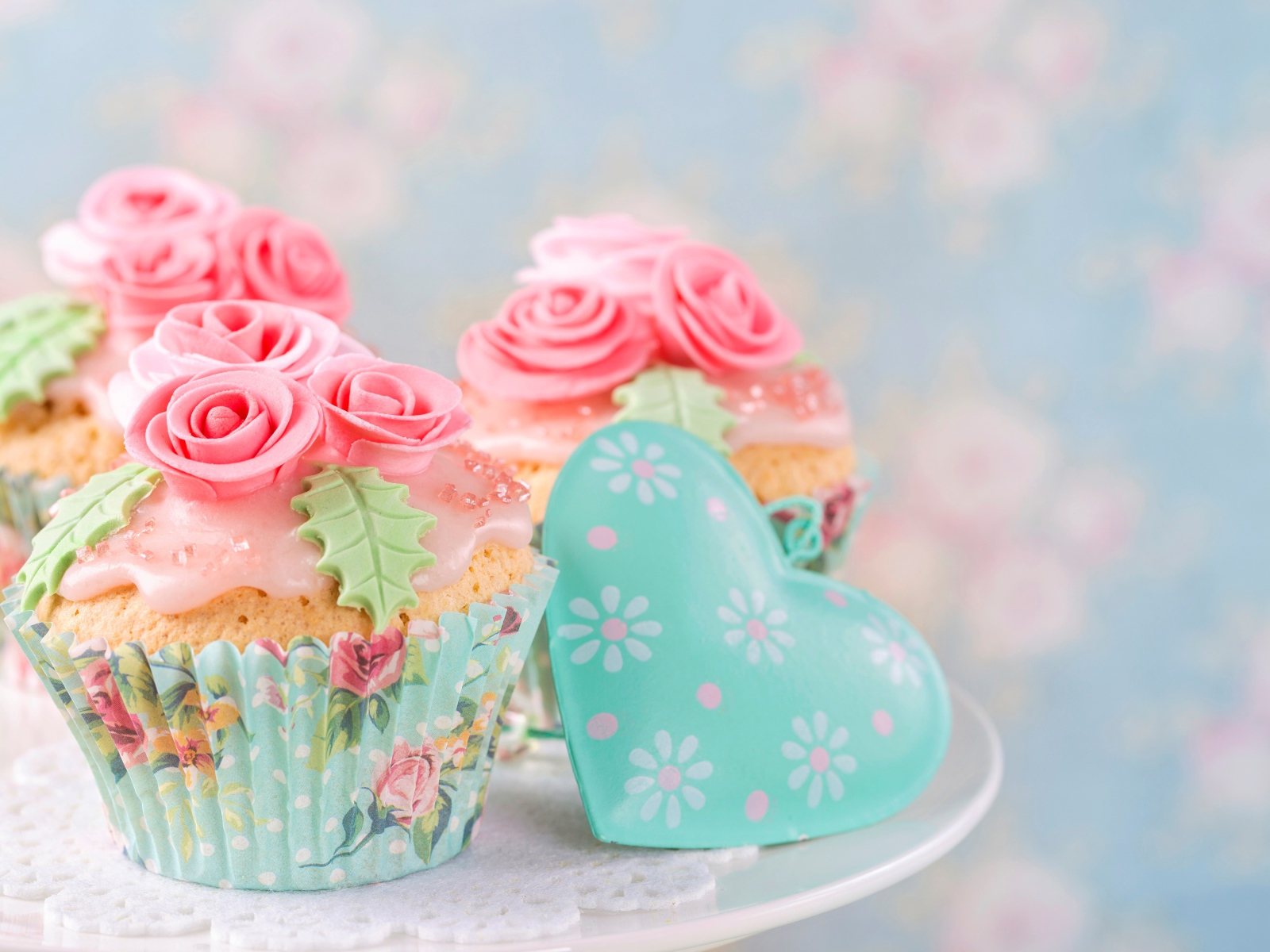Аппетитные капкейки с розовыми розами из мастики и сердцем