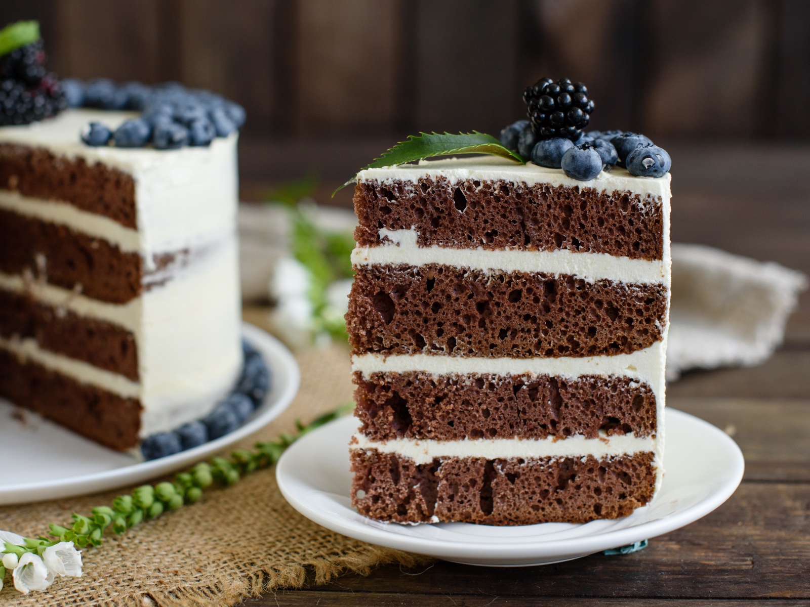 Аппетитный кофейный торт с кремом и ягодами черники и ежевики