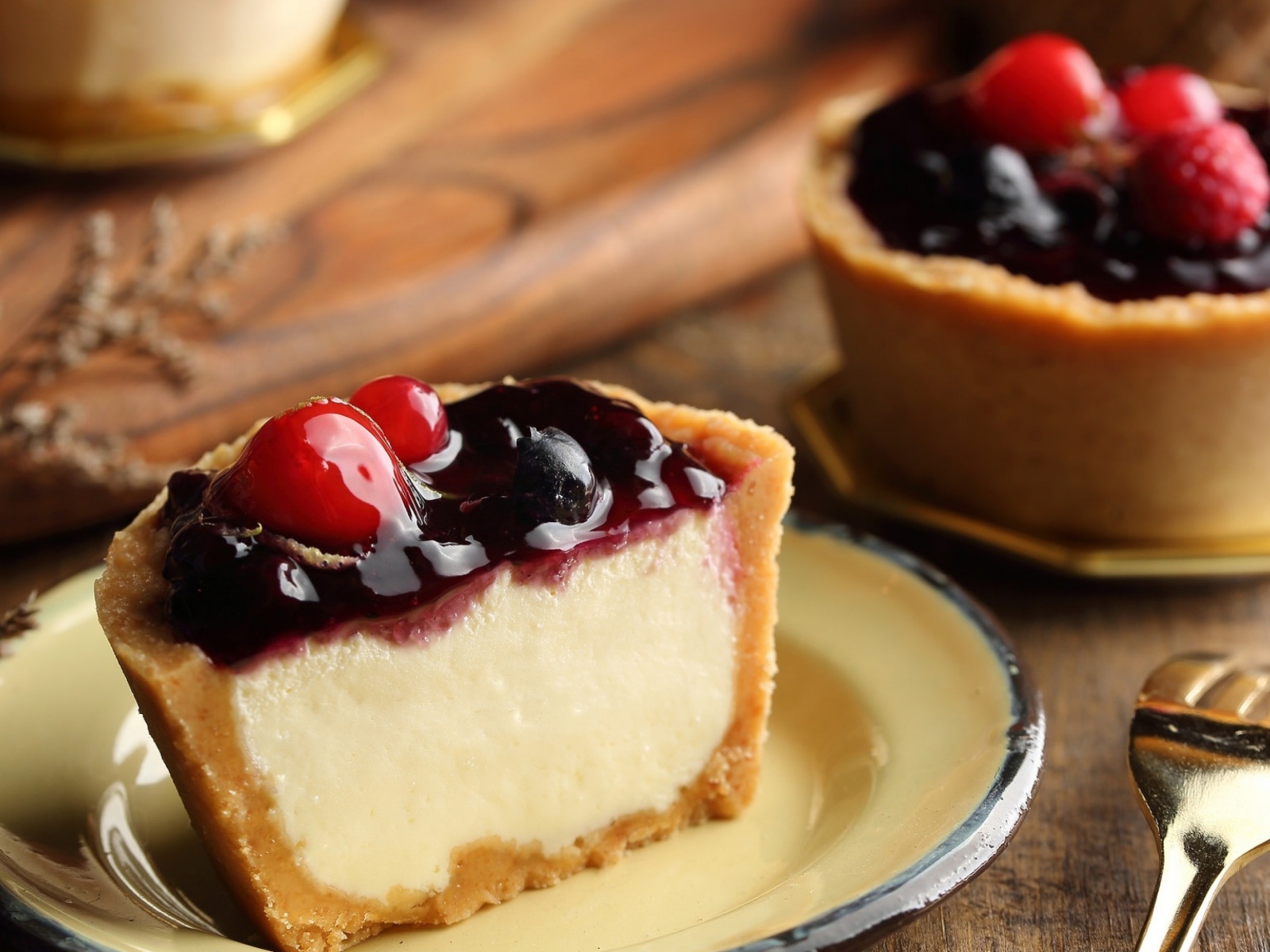 Аппетитный десерт с джемом с ягодами 