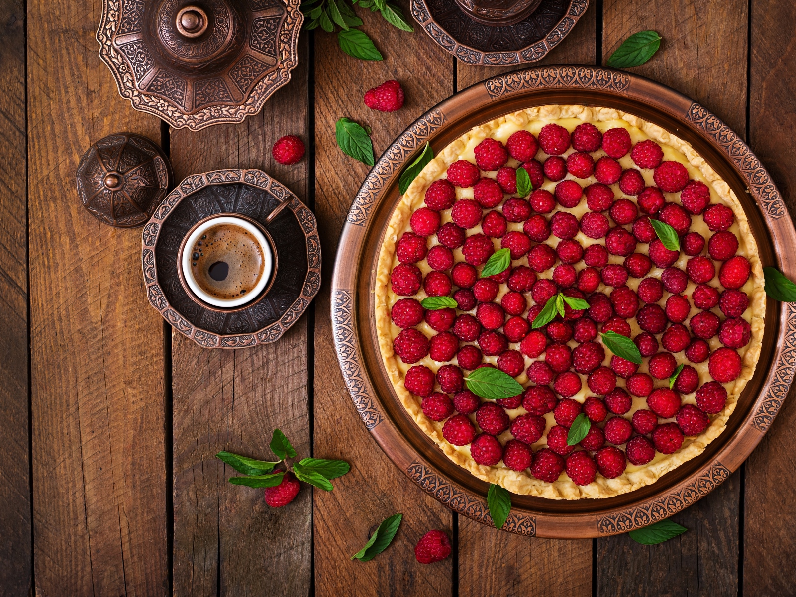 Аппетитный пирог с малиной и свежим кофе на столе