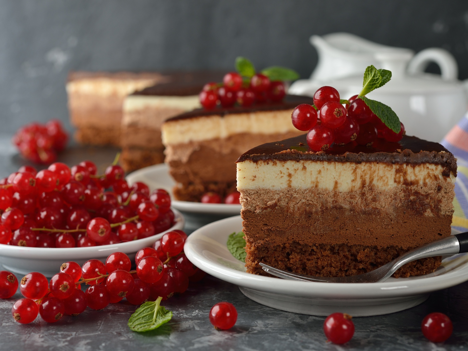 Аппетитные куски торта с ягодами красной смородины