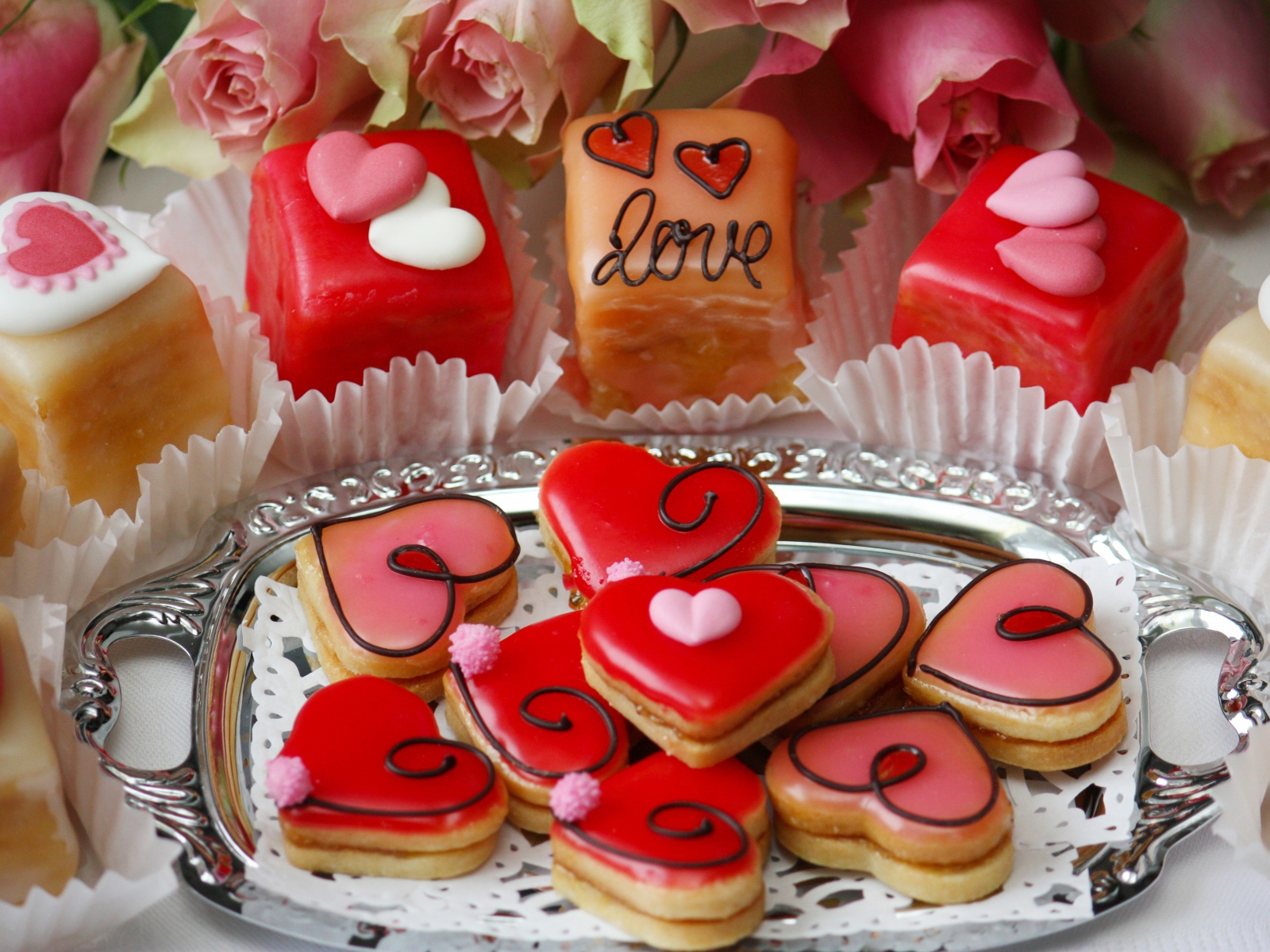 Аппетитное сладкое печенье в форме сердечек