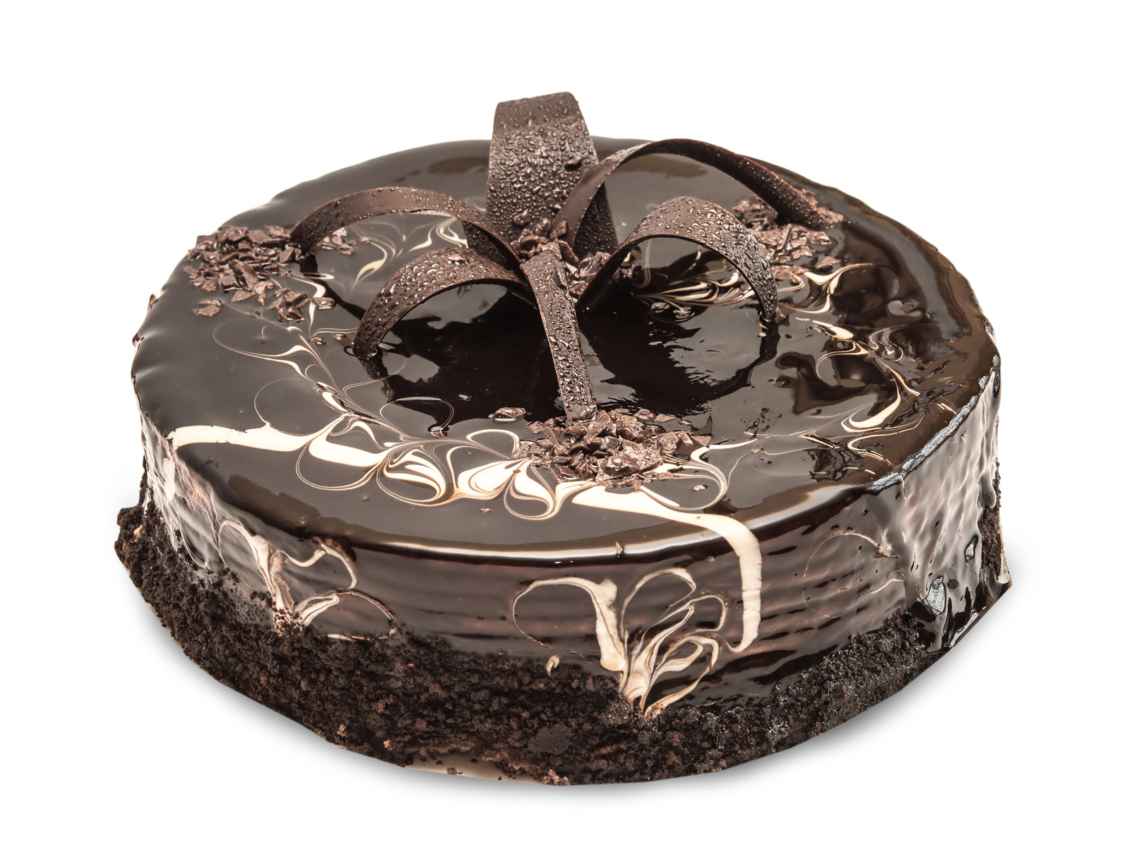 Красивый аппетитный шоколадный торт на белом фоне