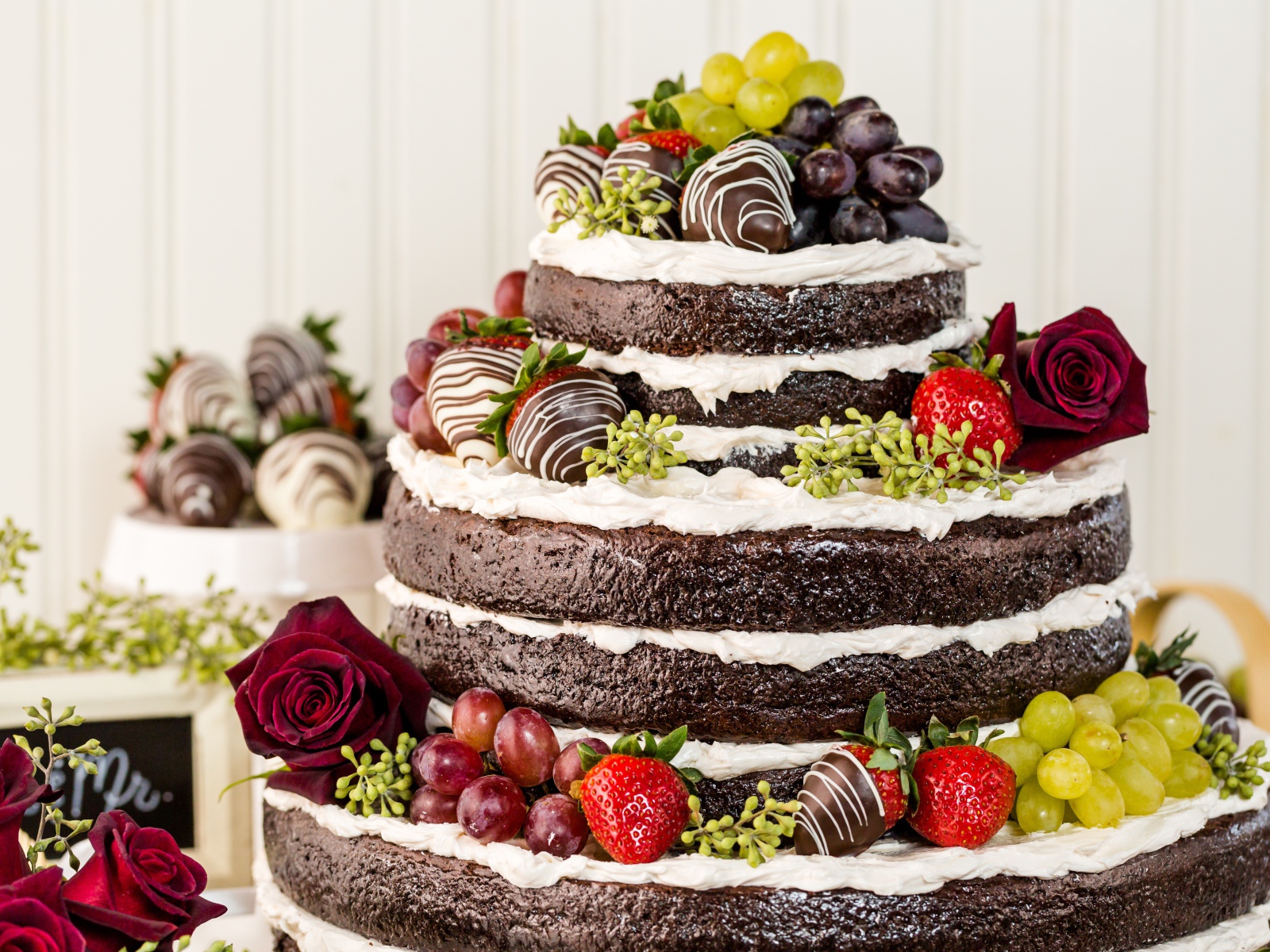 Красивый большой торт с ягодами