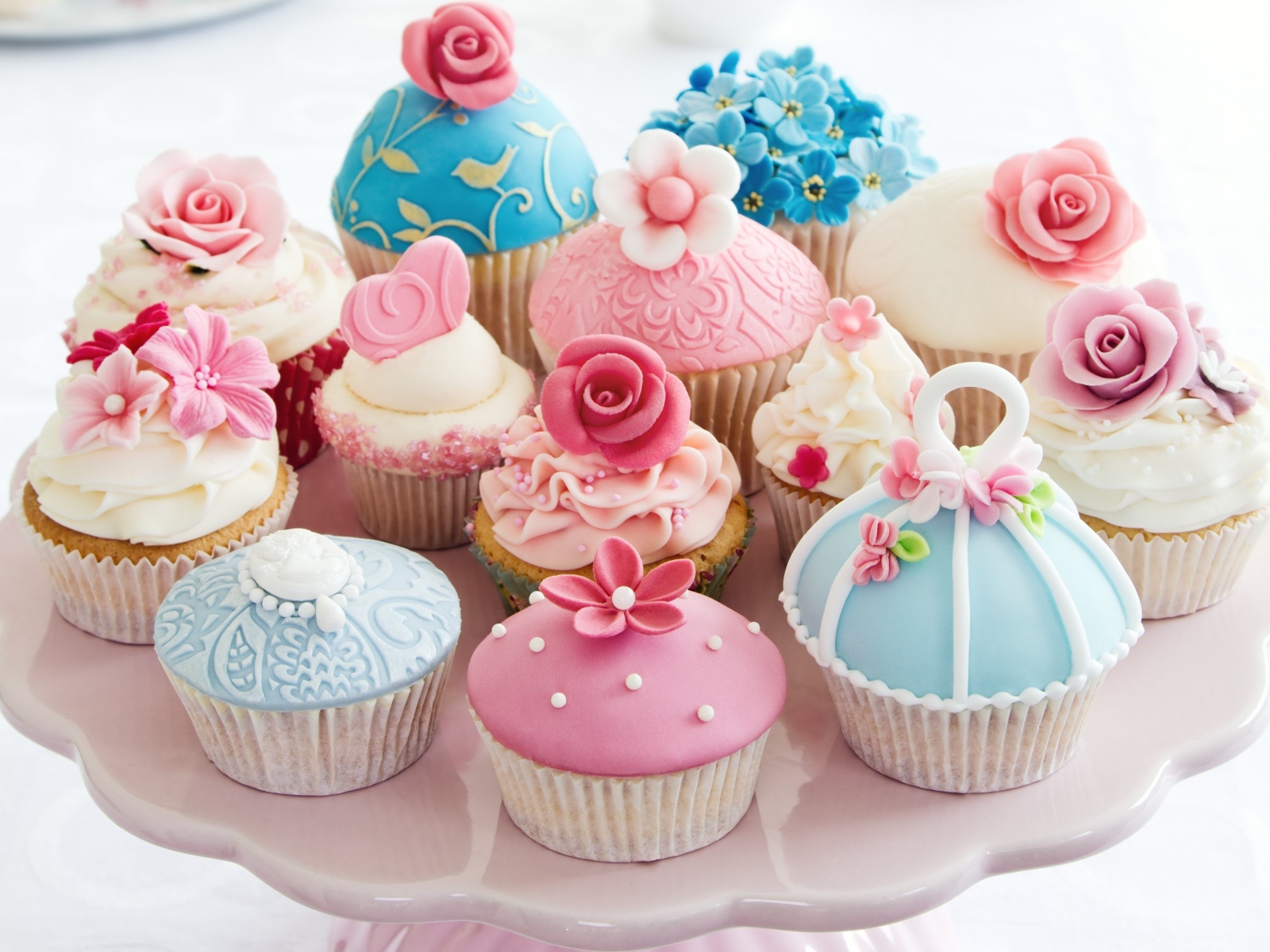 Красивые праздничные маффины с украшениями из мастики