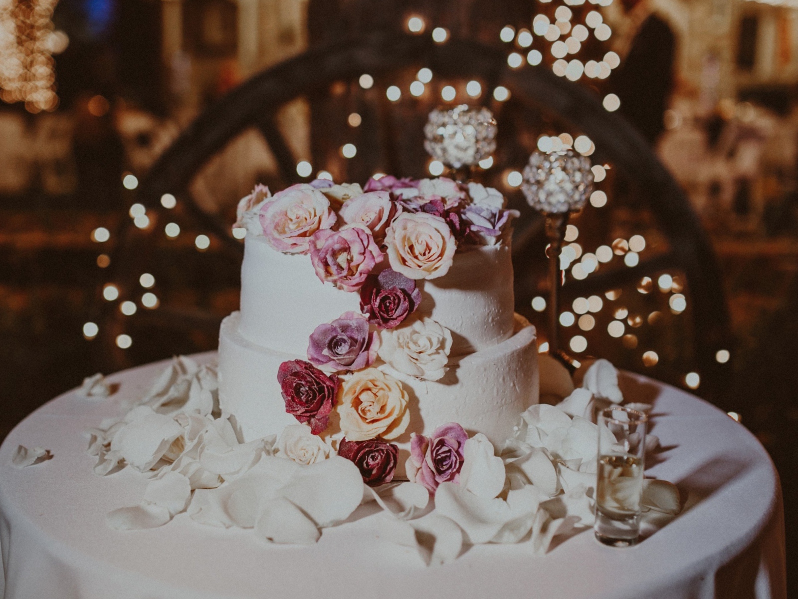 Красивый свадебный торт украшен розами