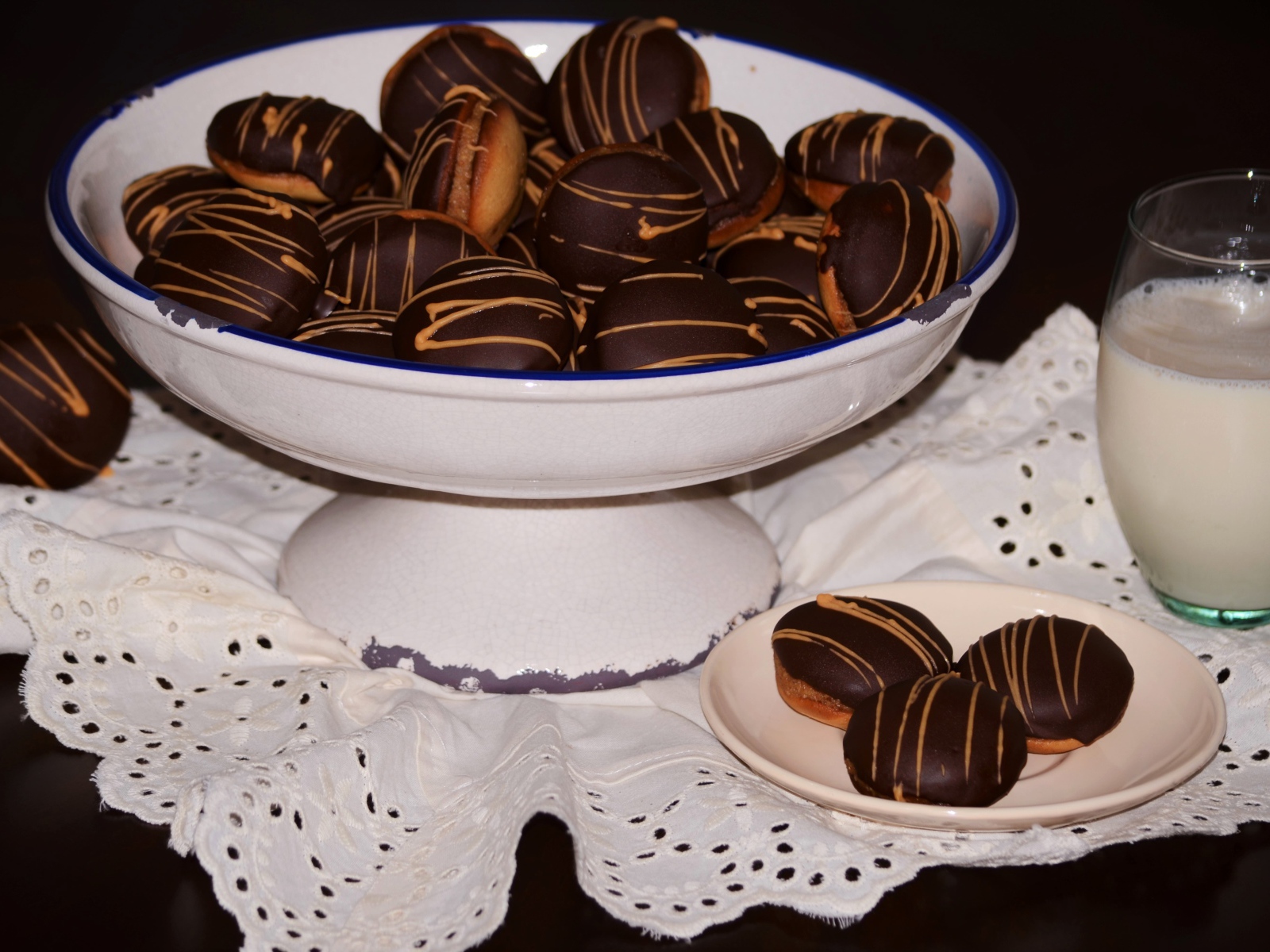 Печенье с шоколадом и молоком на столе