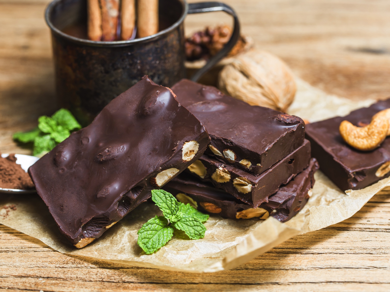 Черный шоколад с орехами на столе 