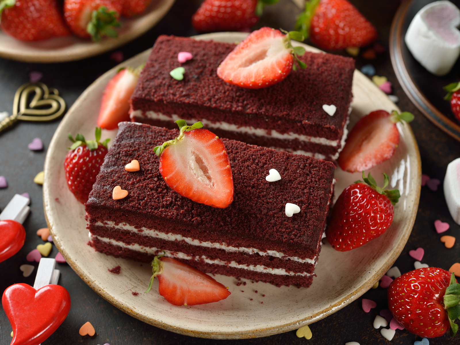 Пирожное с ягодами клубники на столе 