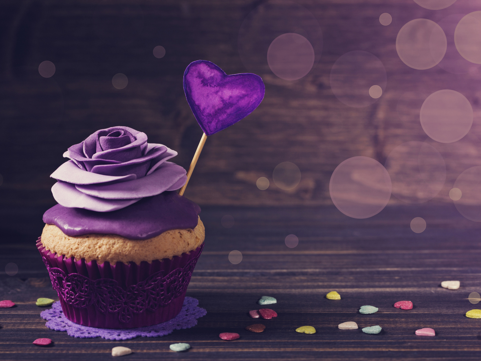 Капкейк с большой фиолетовой розой из мастики